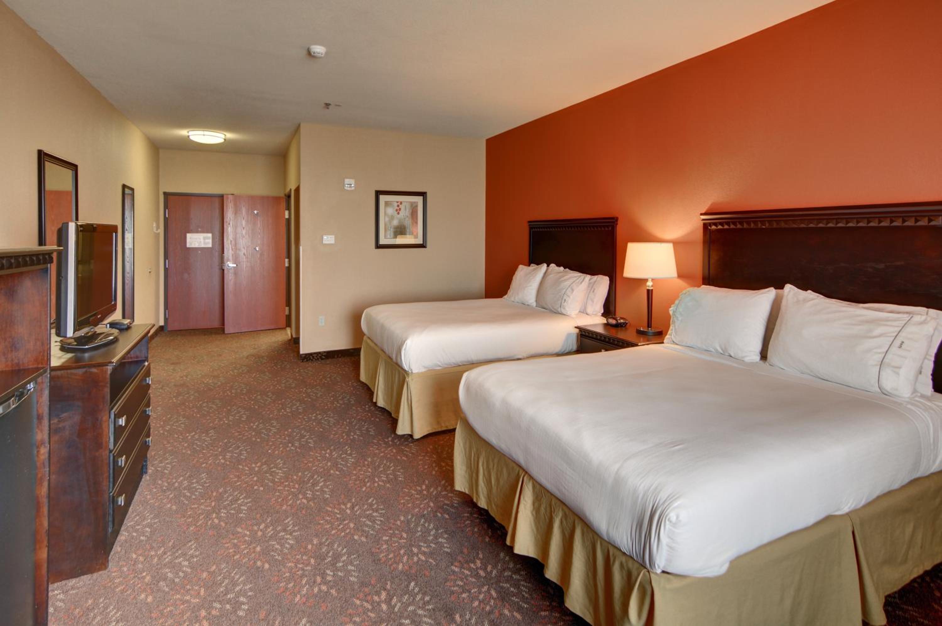 Standard Room with Two Queen Beds - Photo 4