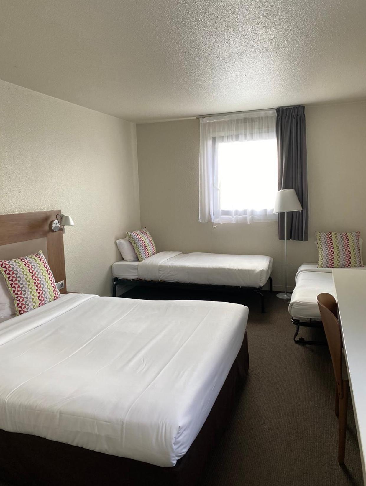 One Double Bed 2 Single Beds - Room Next Generation