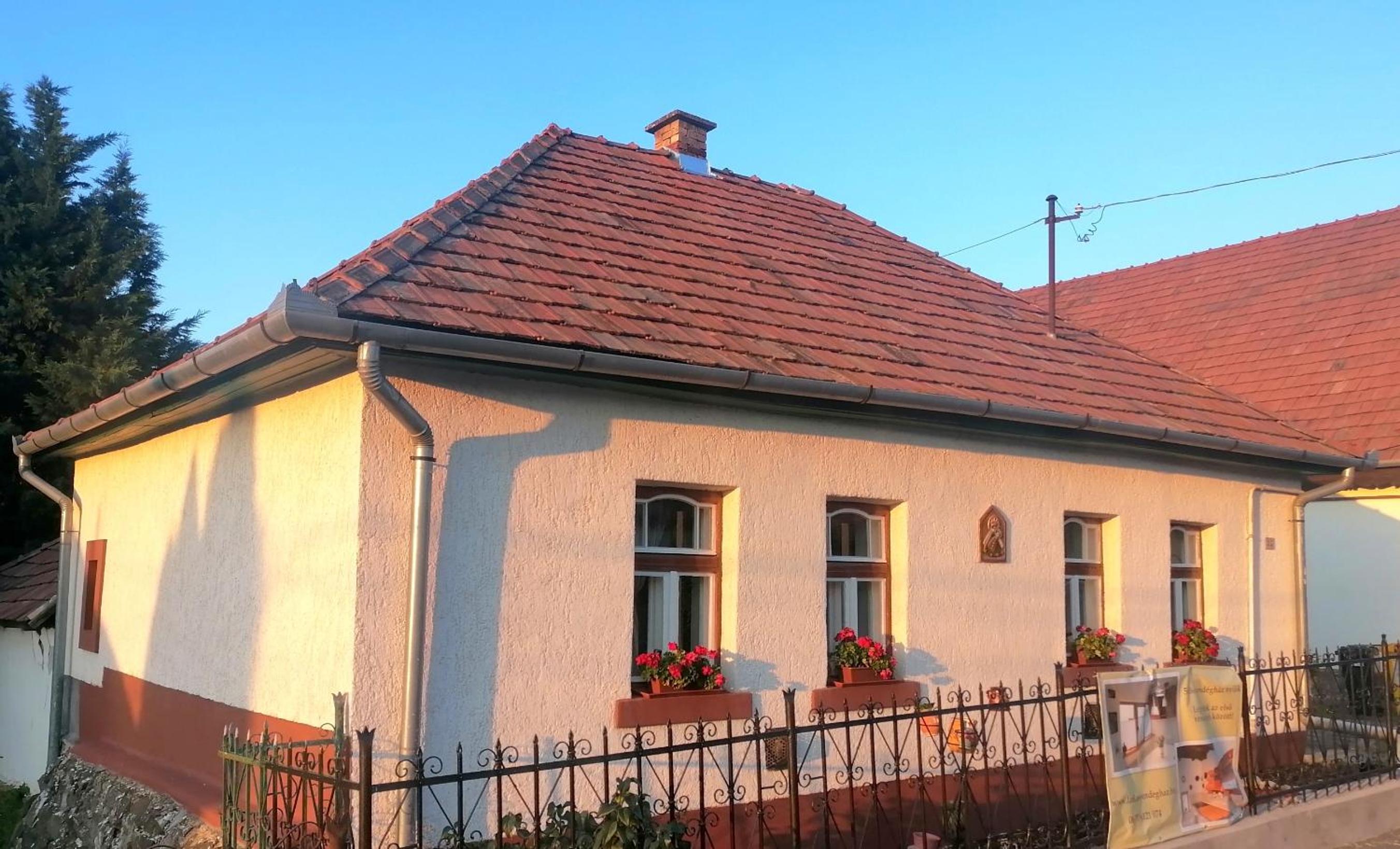 Two-Bedroom House - Photo 2