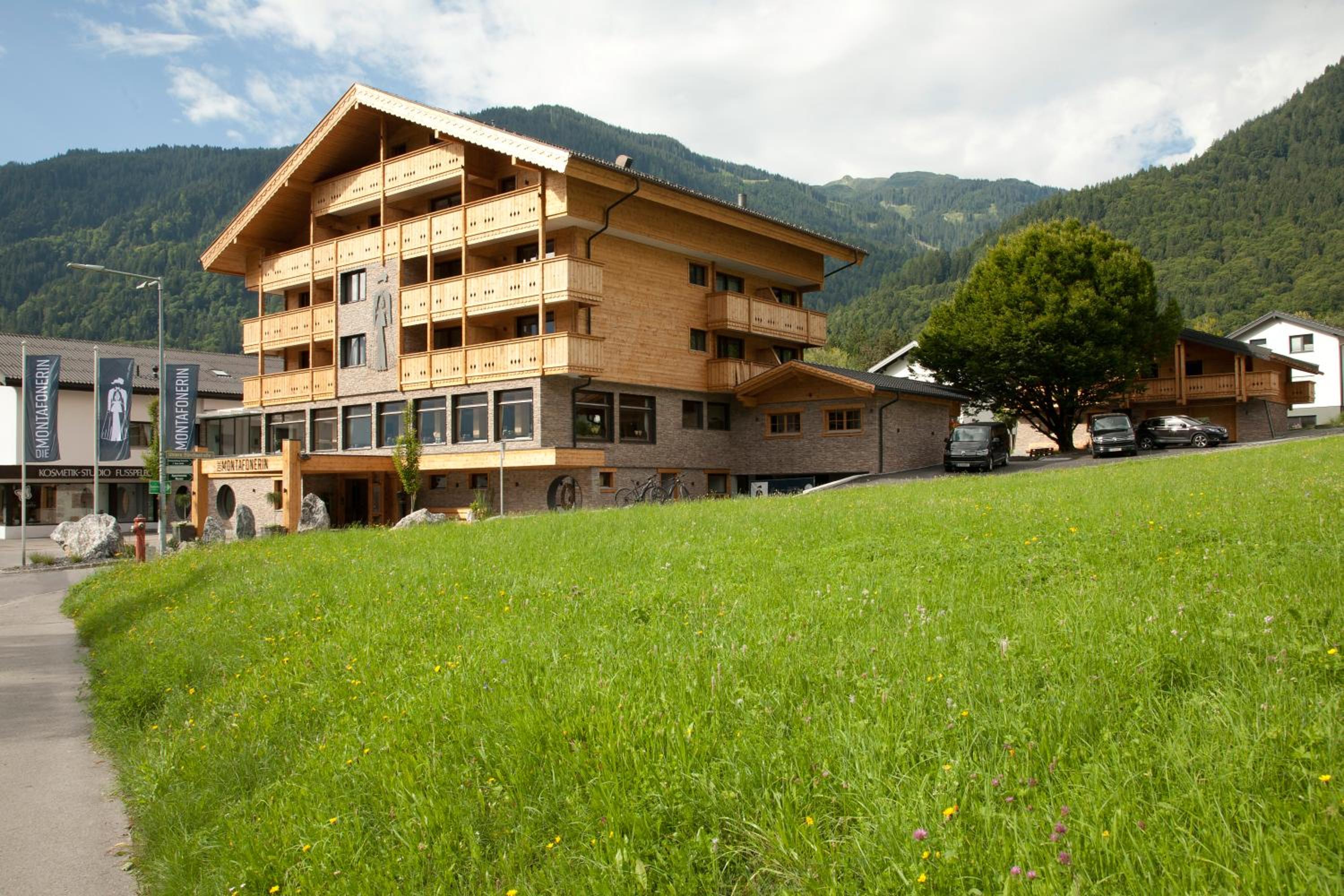Family Suite with Balcony and Mountain View photo 3
