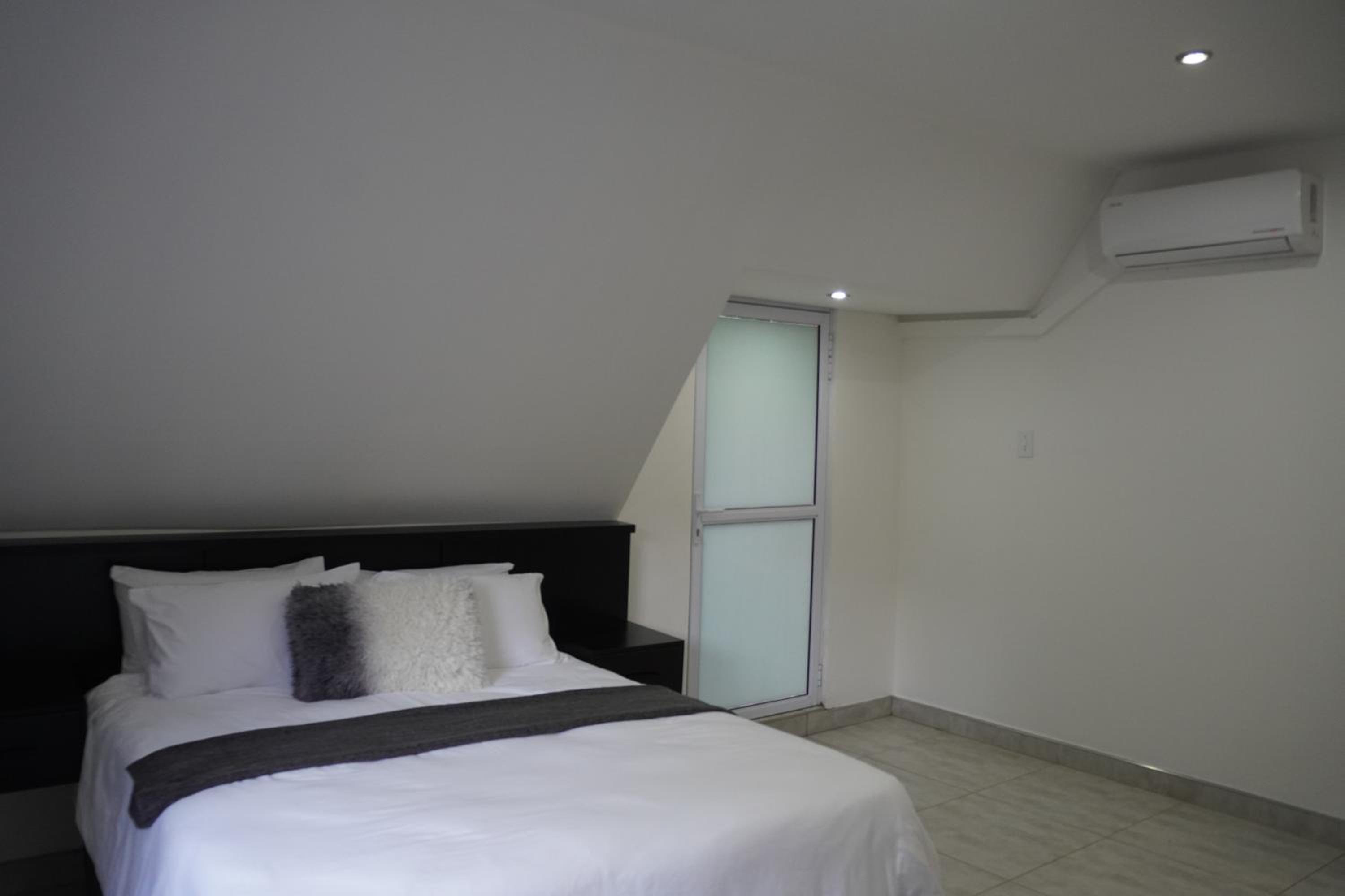 Queen Room - Photo 5