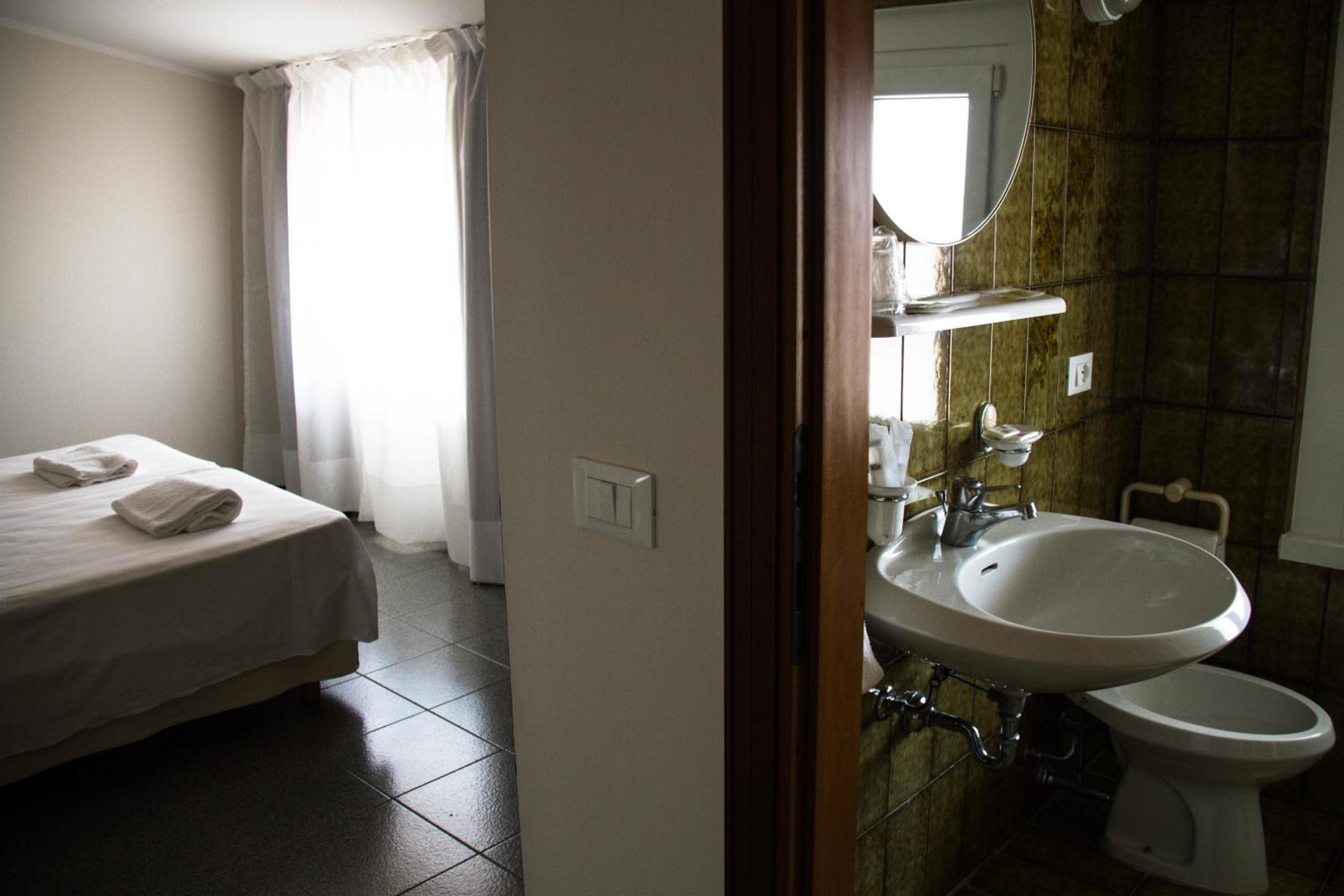 Standard Double or Twin Room photo 3