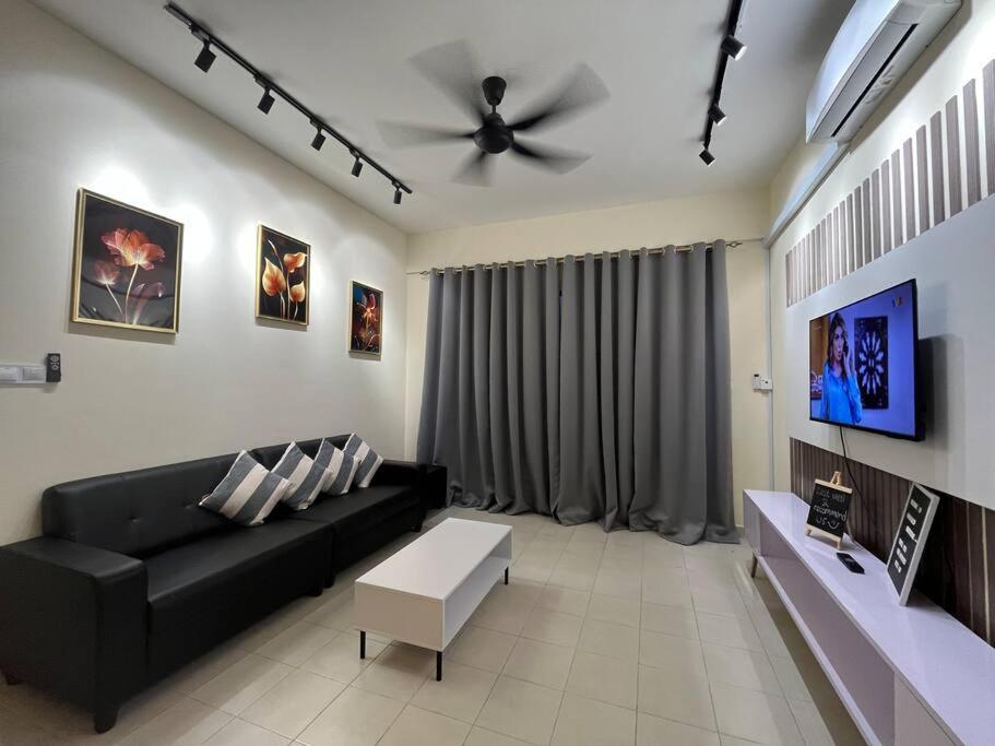Three-Bedroom Apartment photo 2