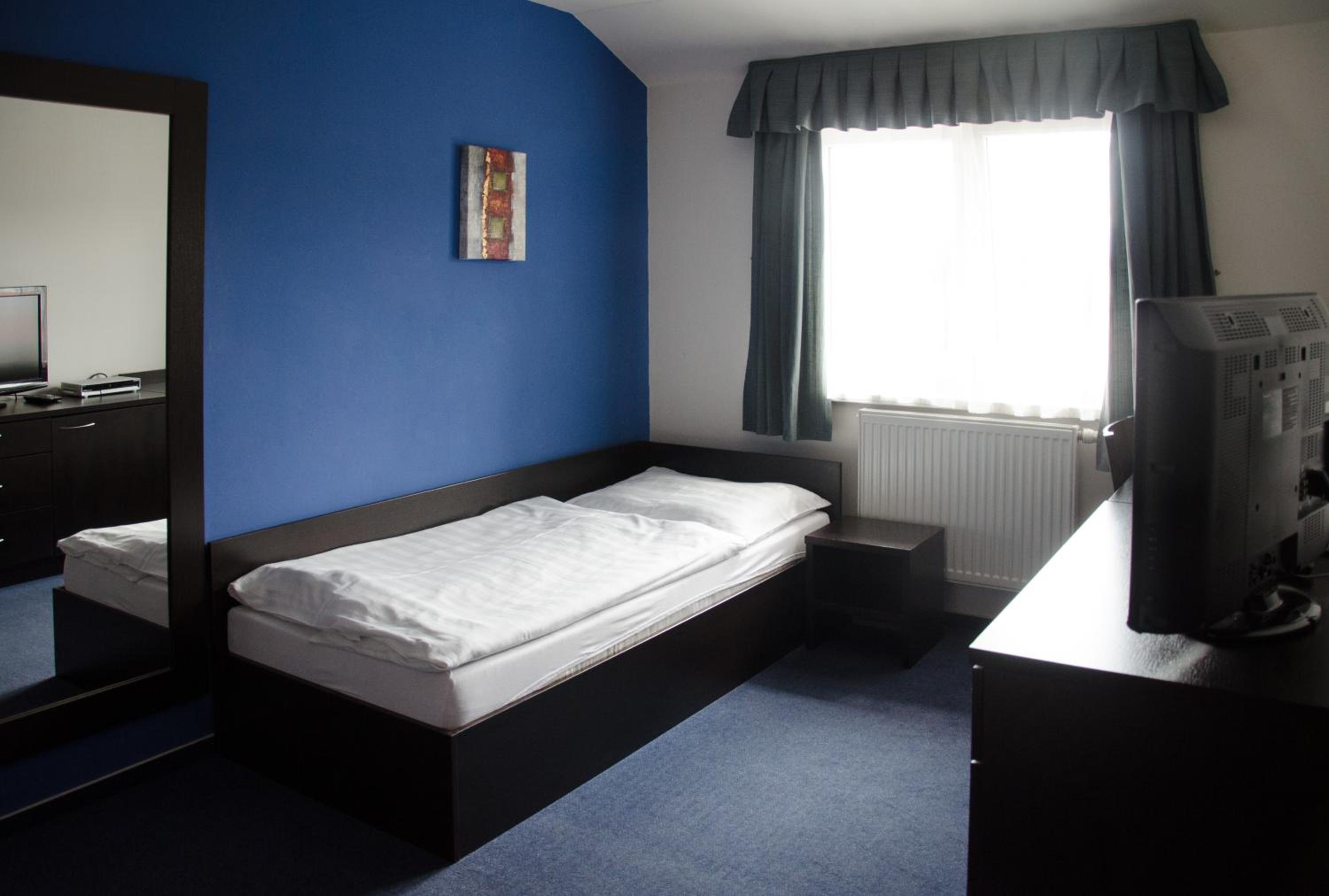 Single Room with Private Bathroom photo 3