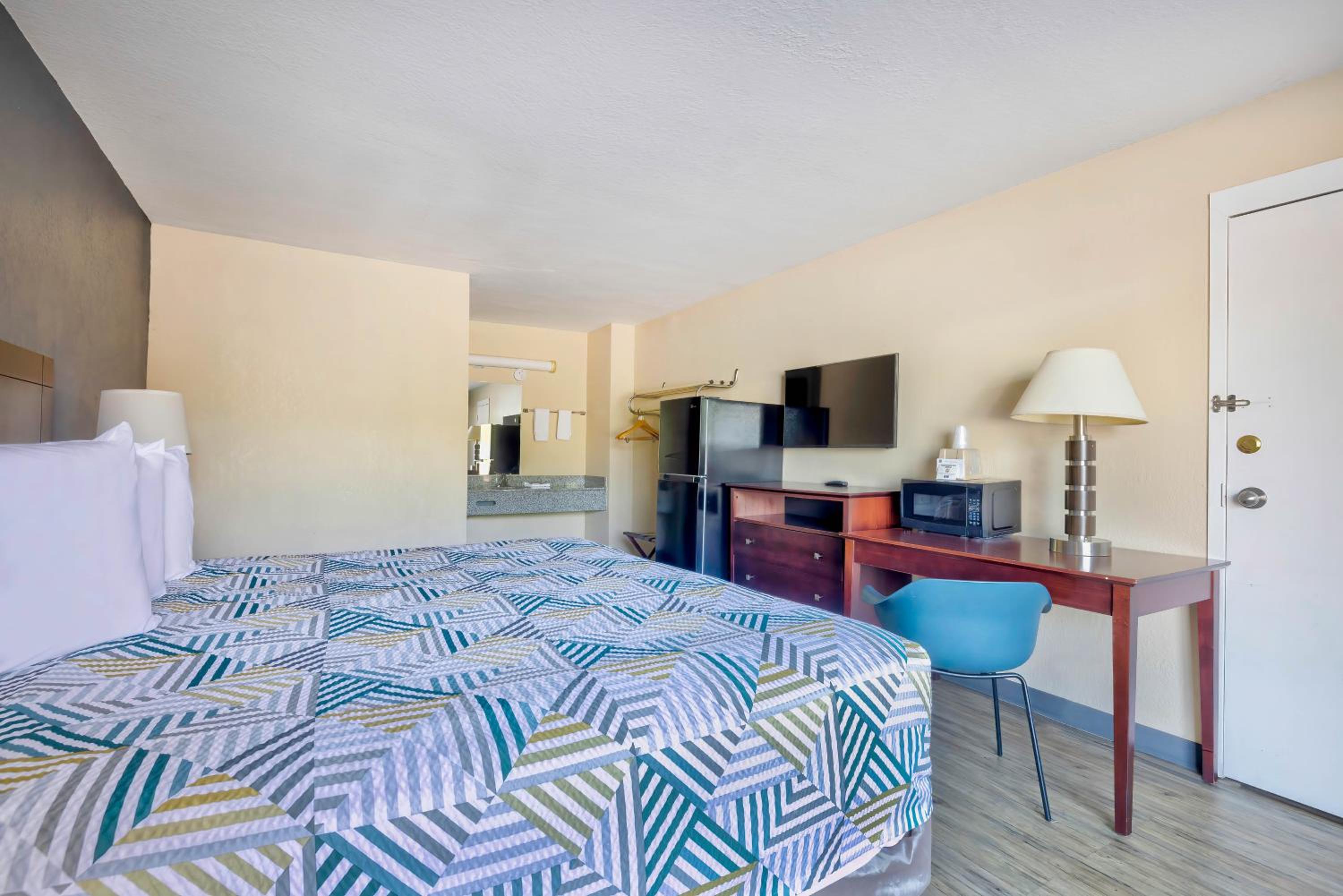 King Room - Non-Smoking - Photo 5