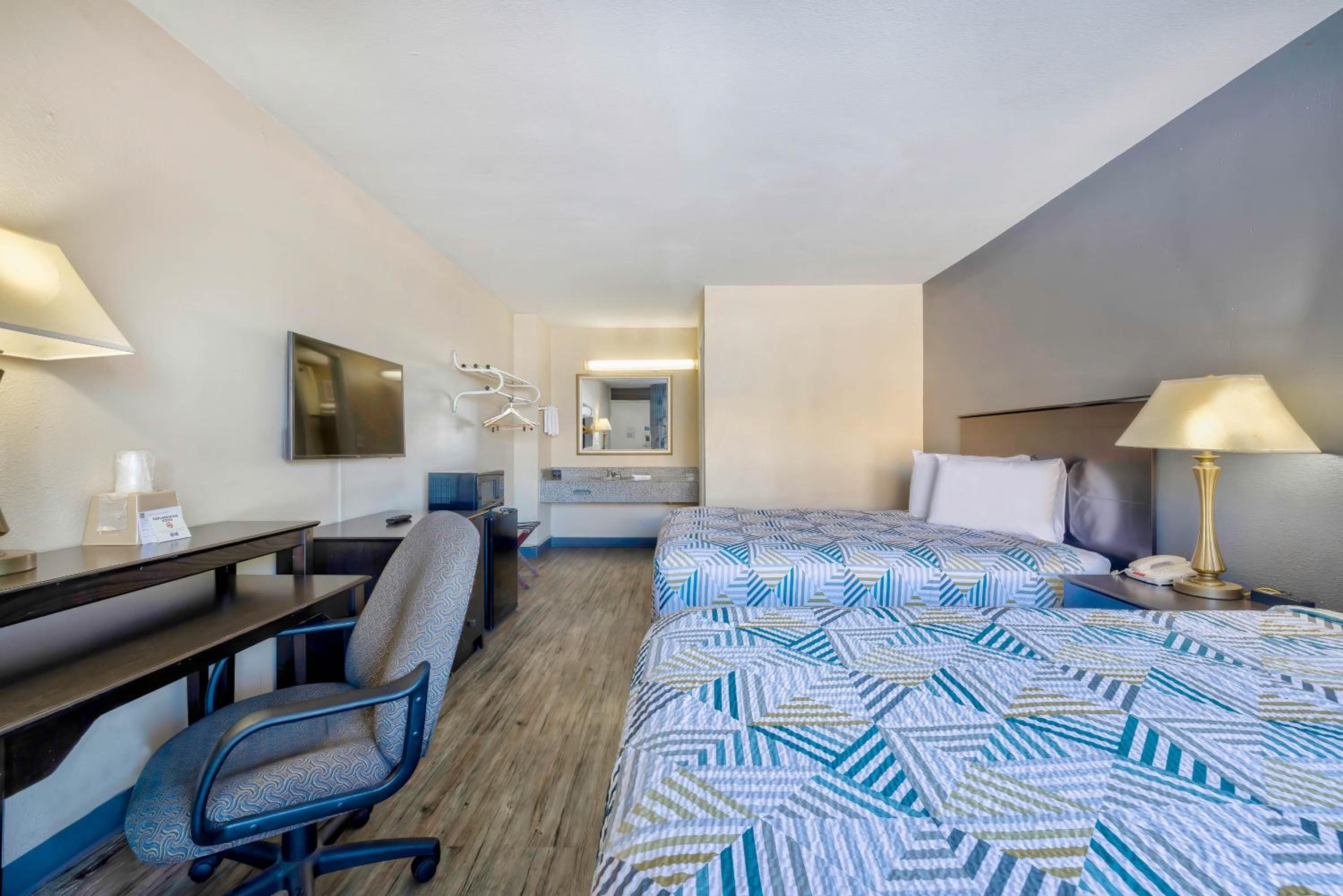 Queen Room with Two Queen Beds - Non-Smoking - Photo 2