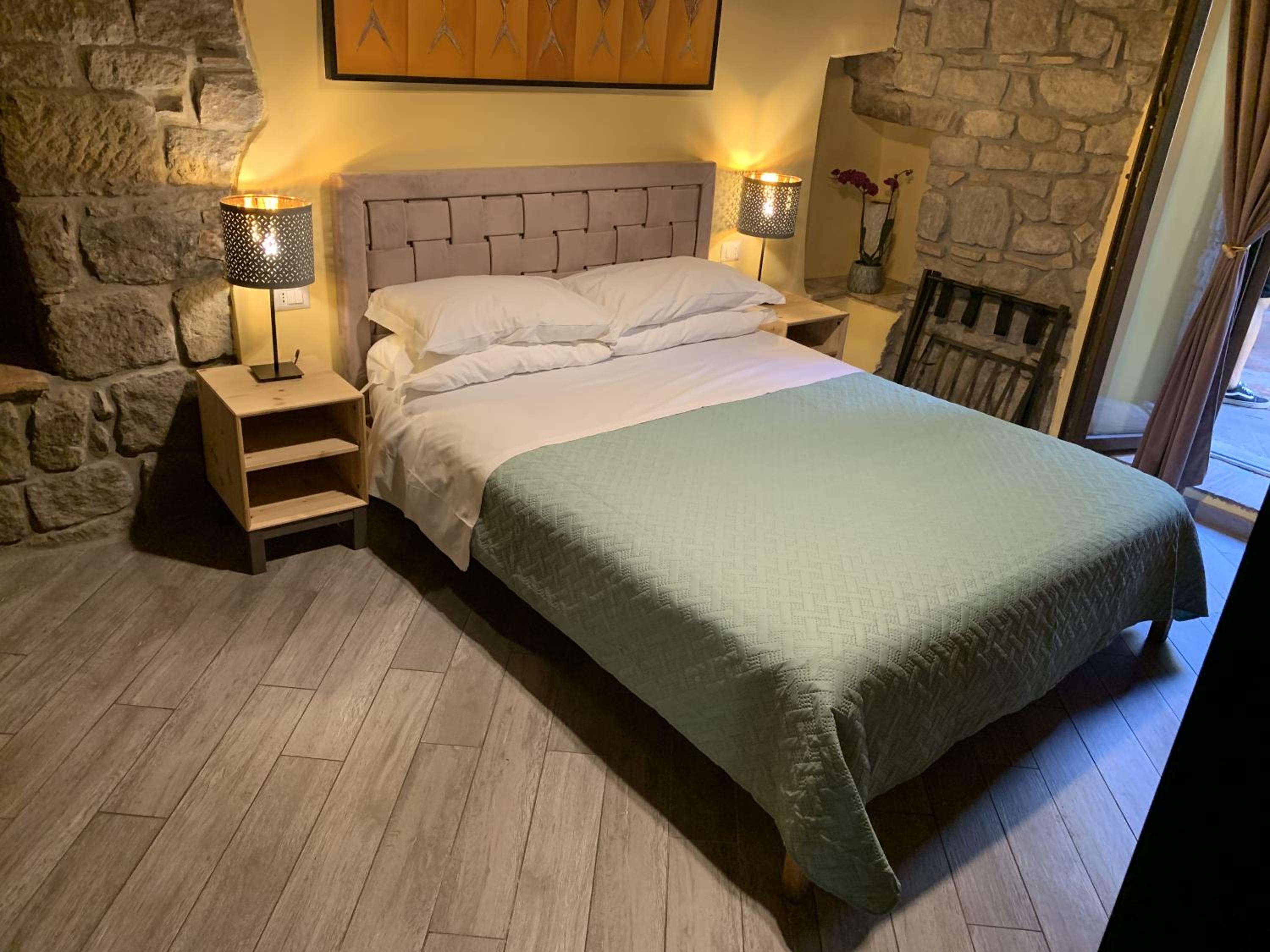 Deluxe Double Room with Balcony - Photo 9