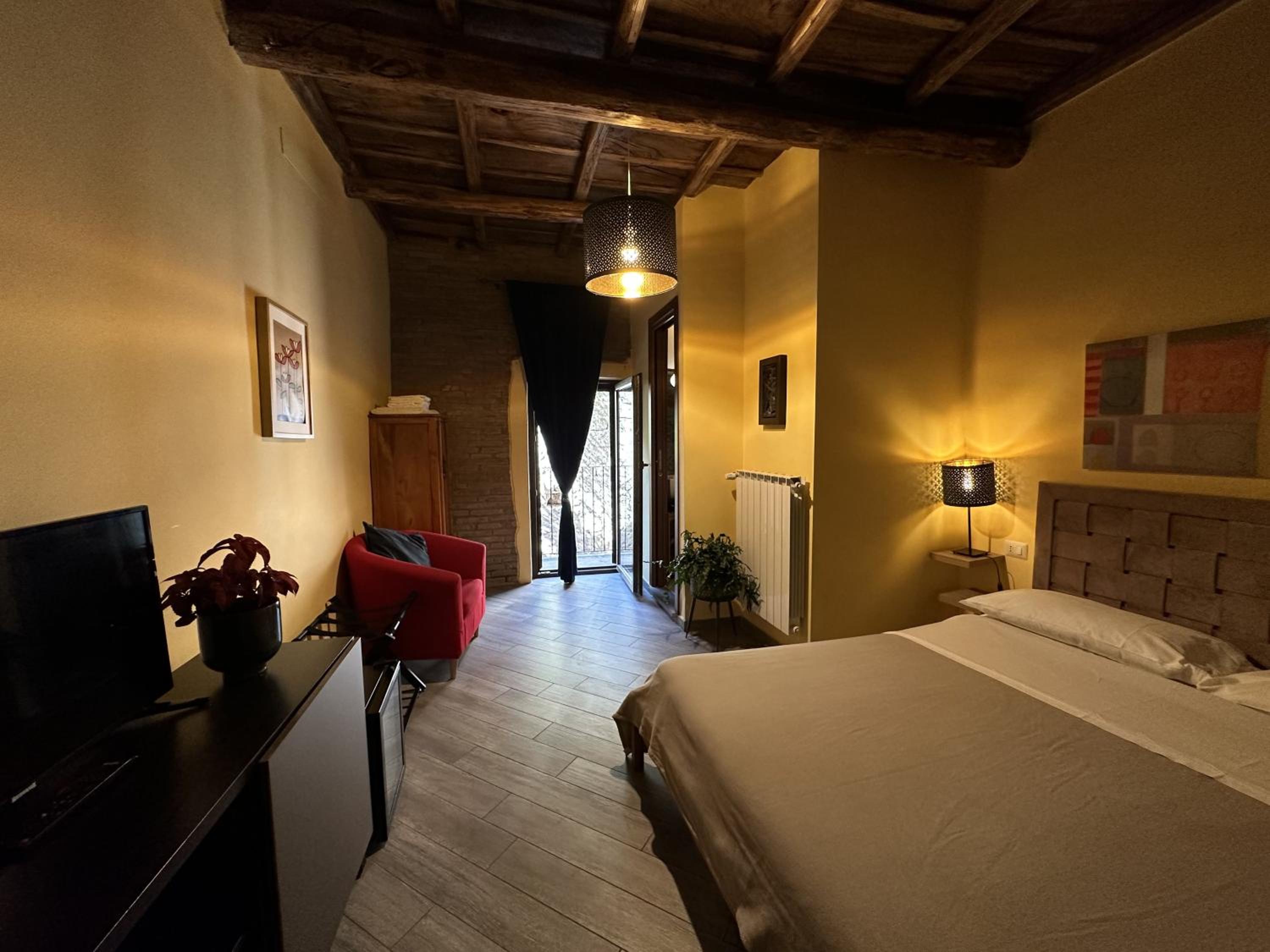 Deluxe Double Room with Balcony - Photo 7