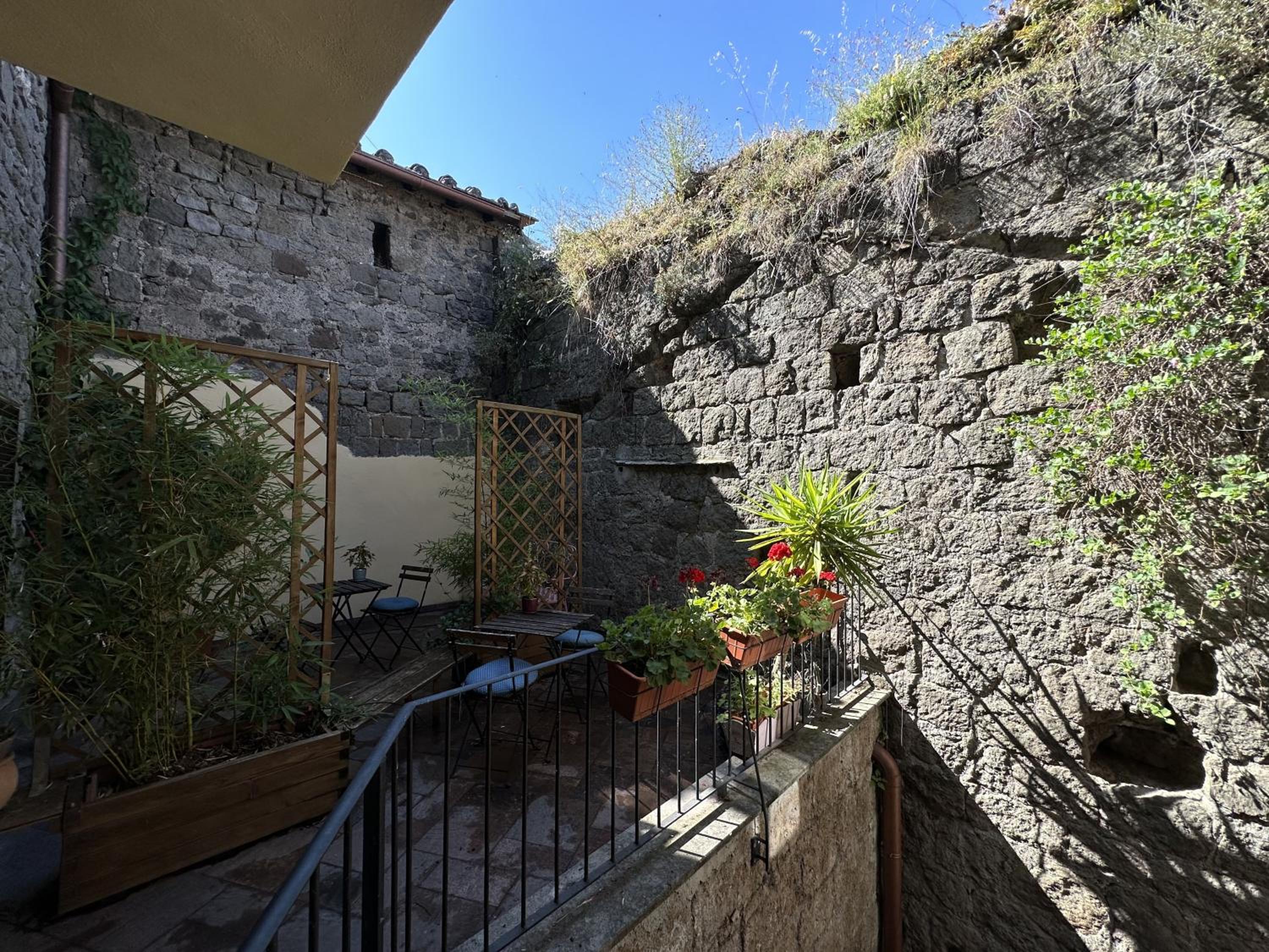 Deluxe Double Room with Balcony - Photo 6