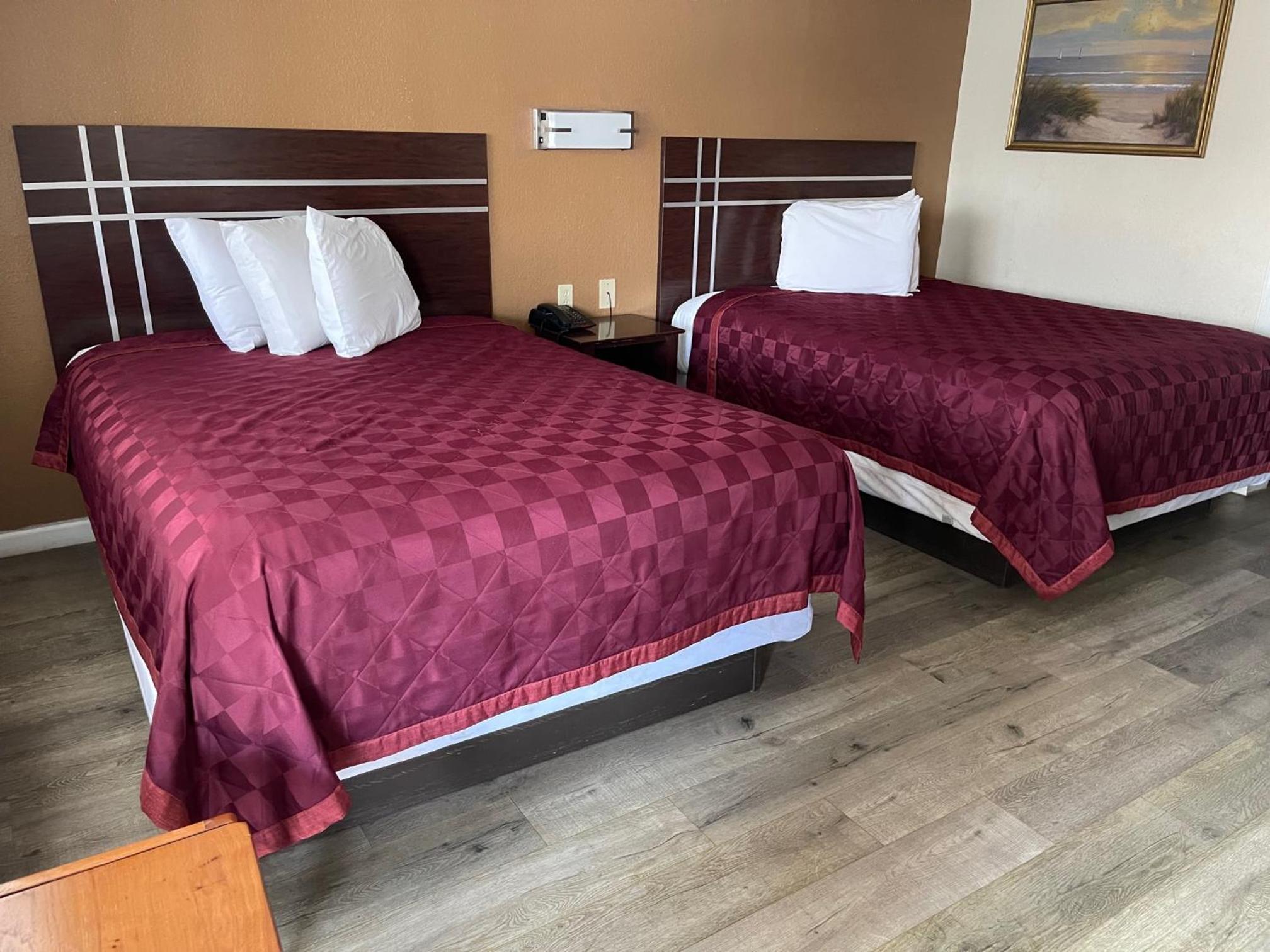 Queen Room with Two Queen Beds - Photo 8