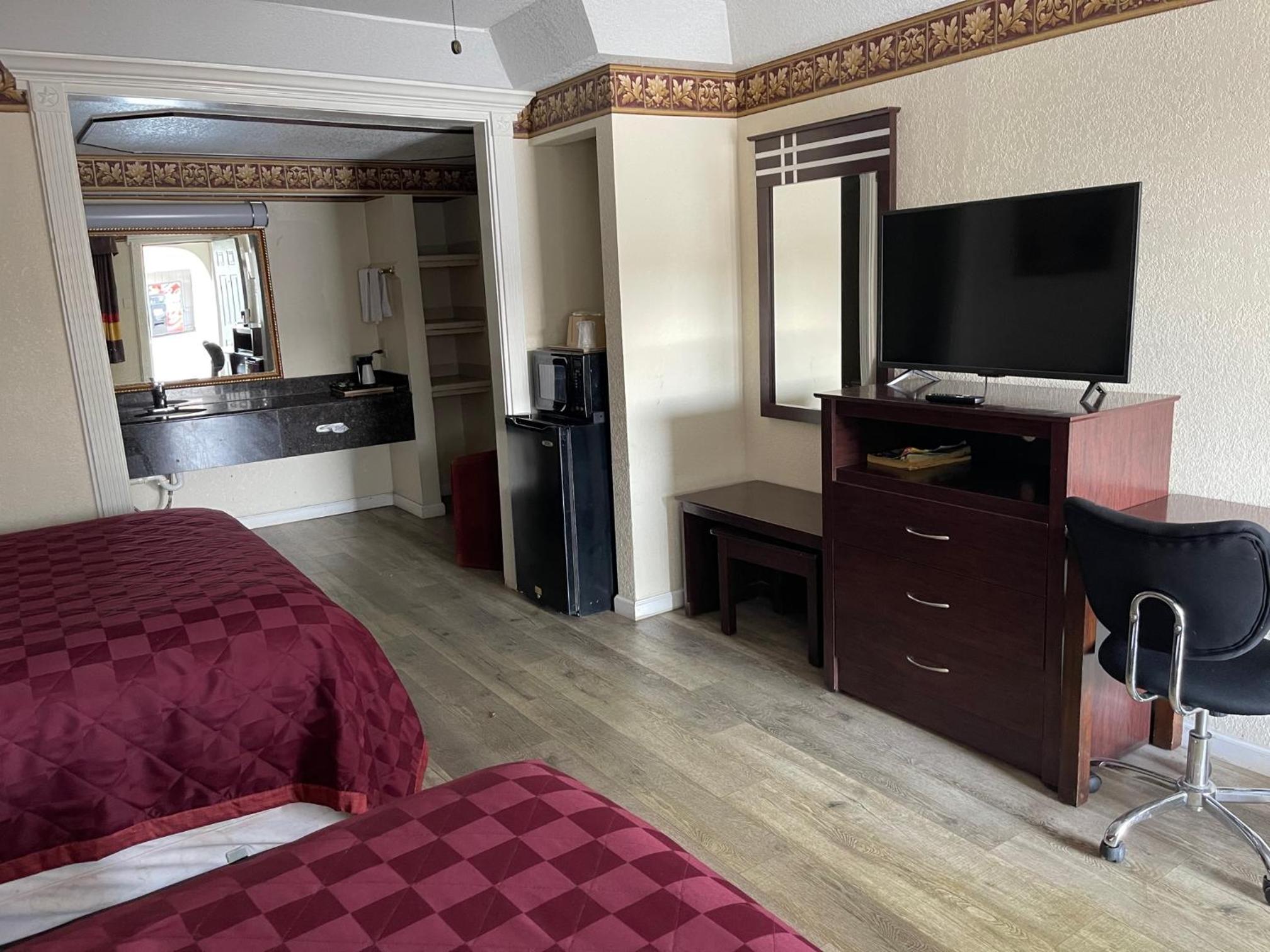 Queen Room with Two Queen Beds - Photo 3