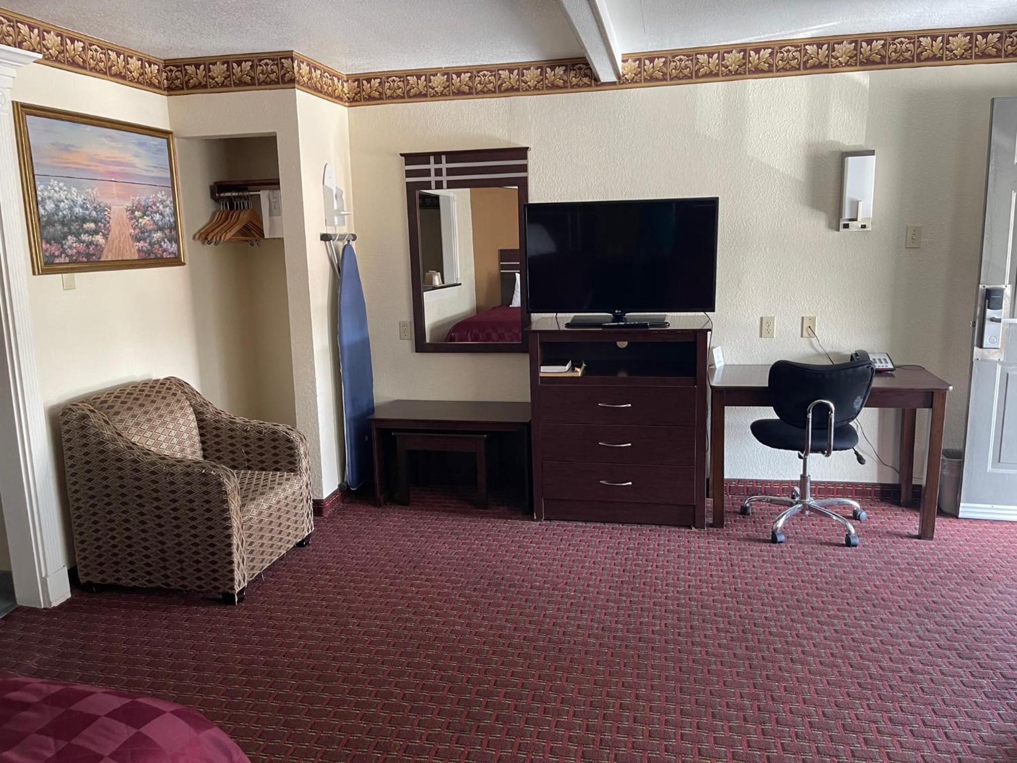 Queen Room with Two Queen Beds - Photo 7