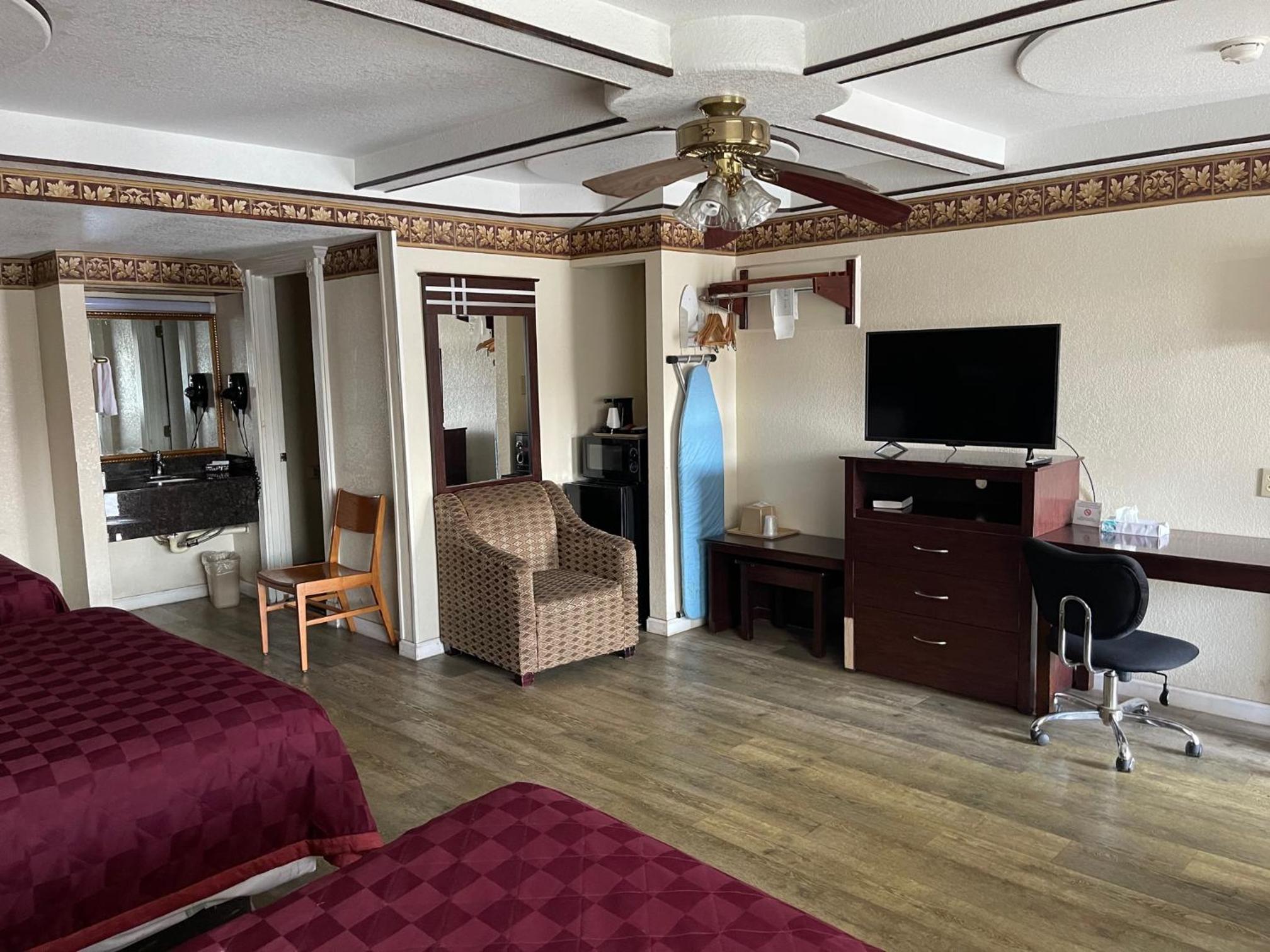 Queen Room with Two Queen Beds - Photo 6