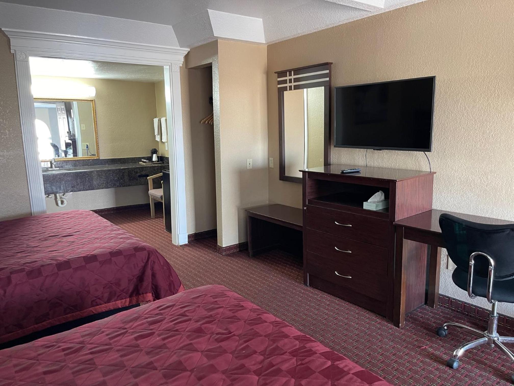Queen Room with Two Queen Beds - Photo 2