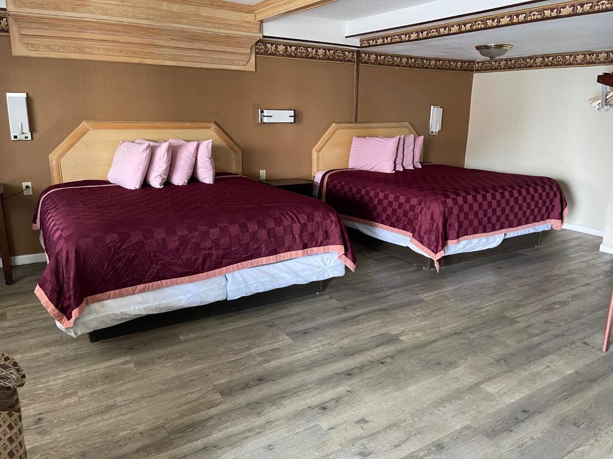 Queen Room with Two Queen Beds - Photo 5