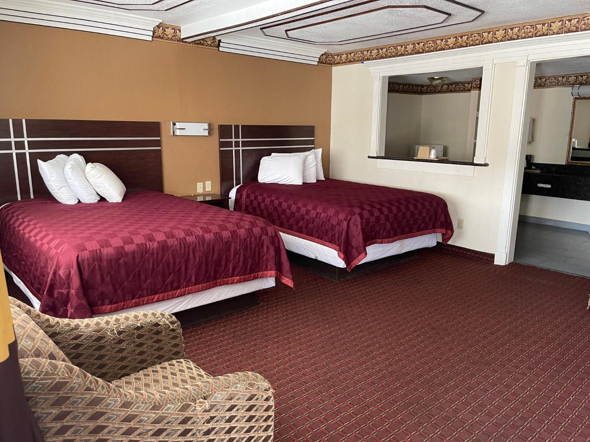 Queen Room with Two Queen Beds - Photo 4