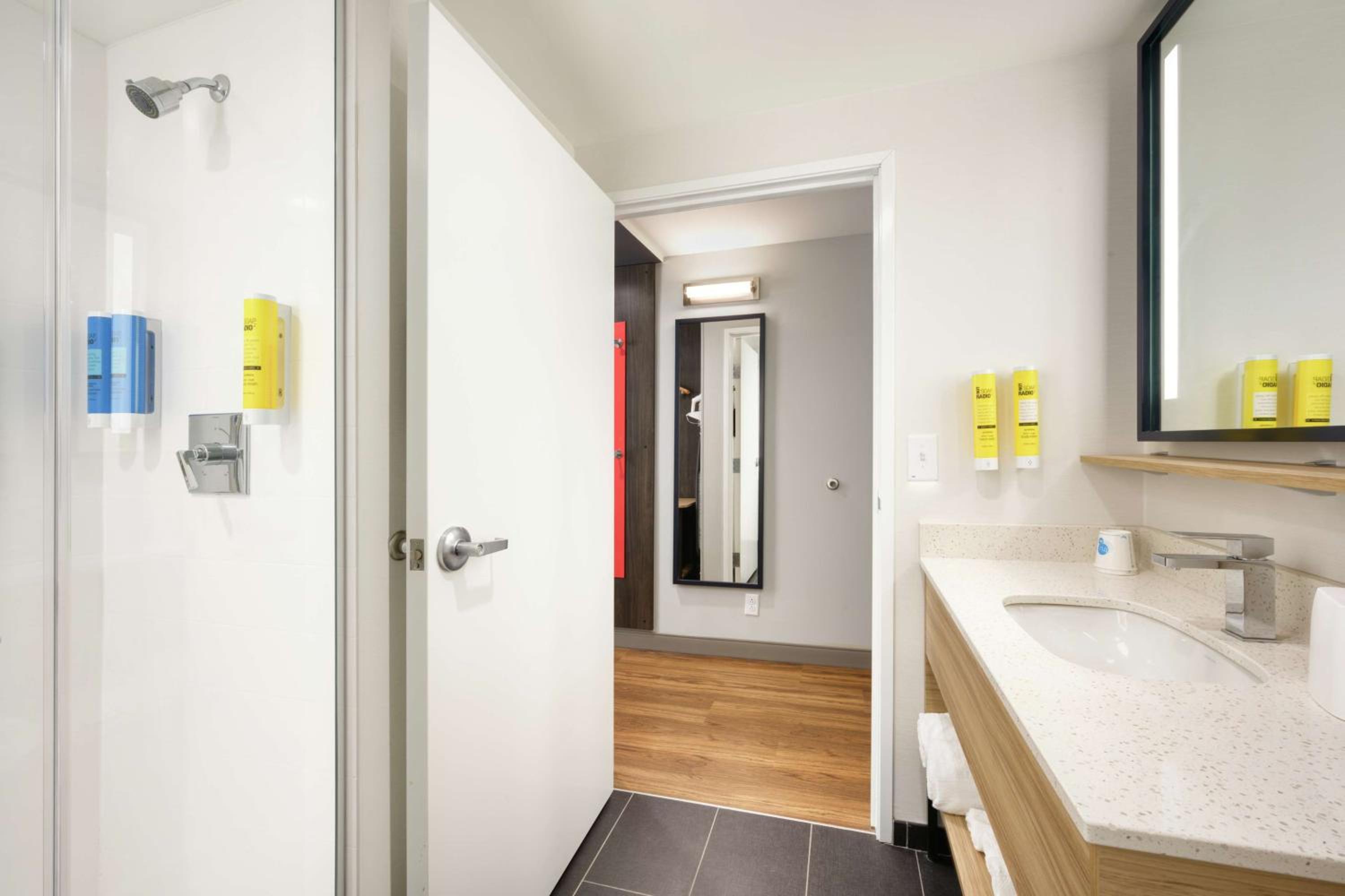 King Room with Roll-In Shower - Mobility and Hearing Access - Photo 4
