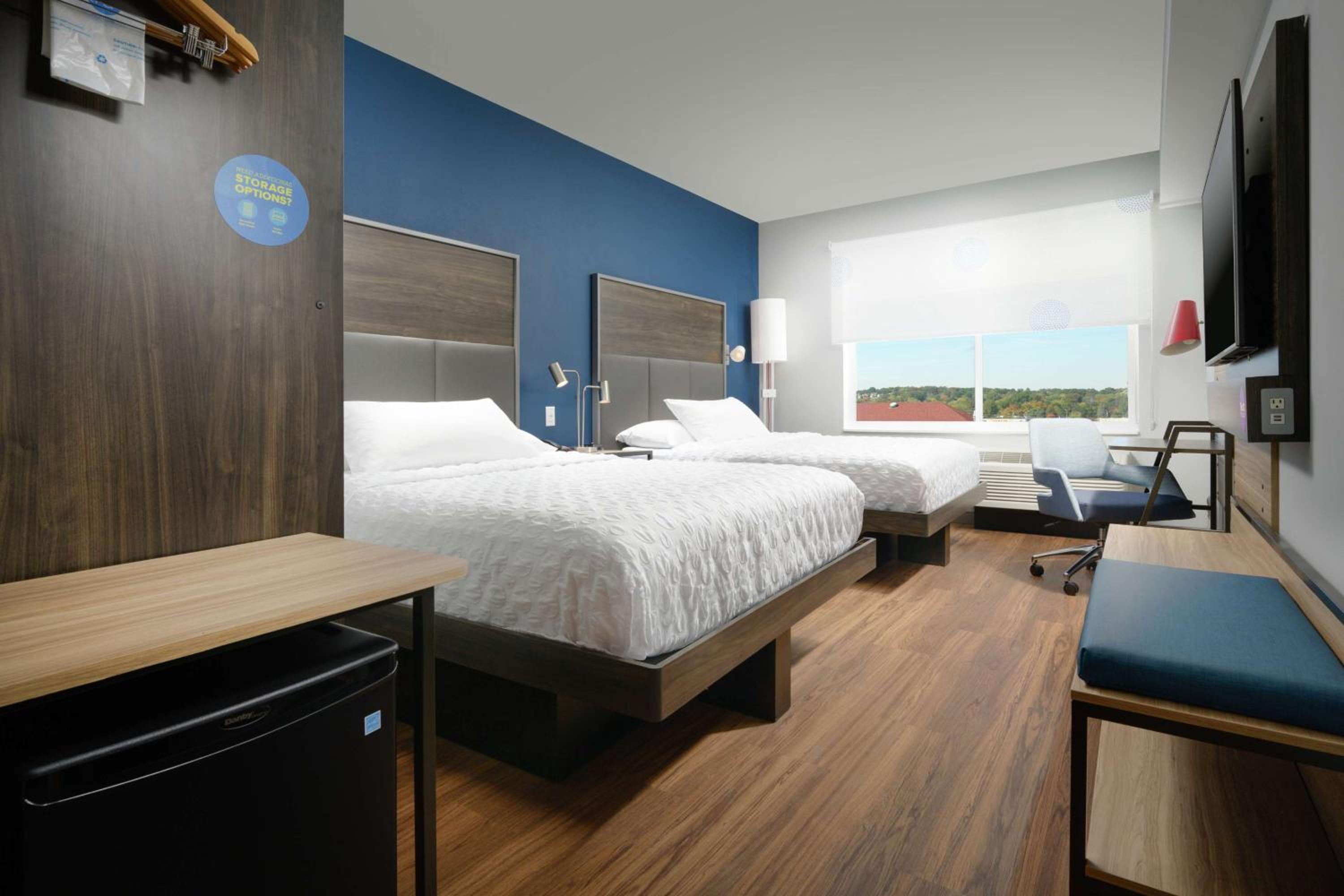 Queen Room with Two Queen Beds - Photo 3