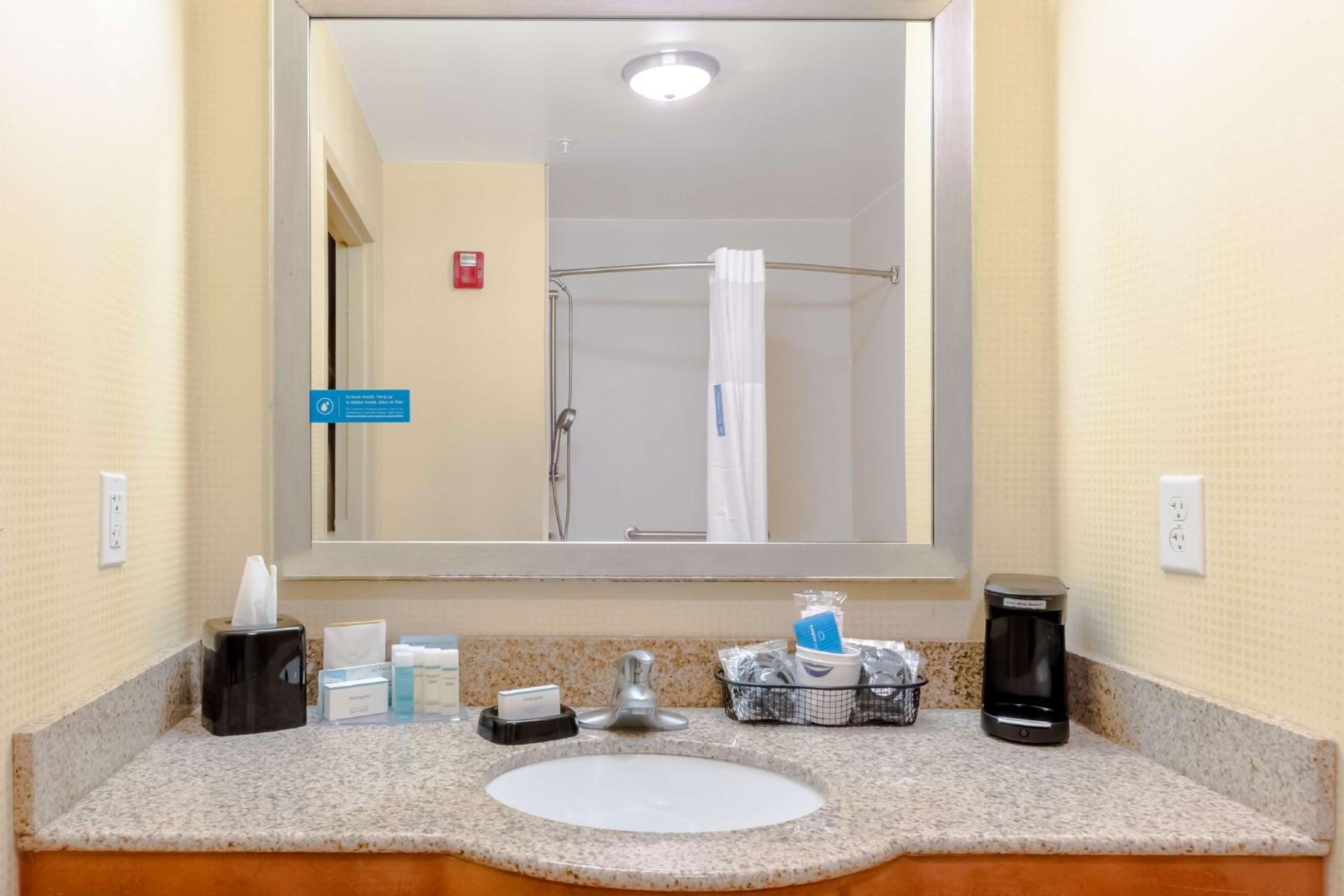 Queen Room with Two Queen Beds - Mobility Access/Non-Smoking - Photo 4
