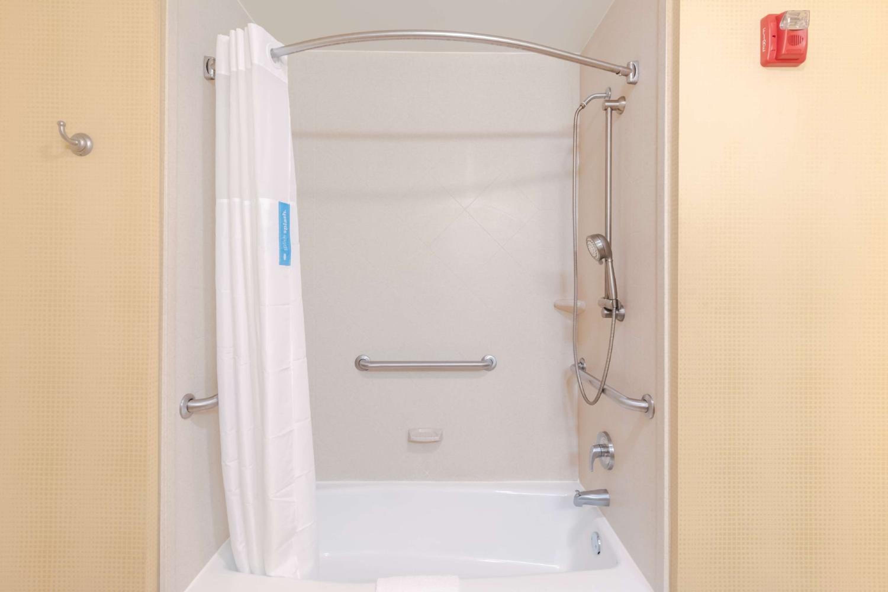 Queen Room with Two Queen Beds - Mobility Access/Non-Smoking - Photo 3