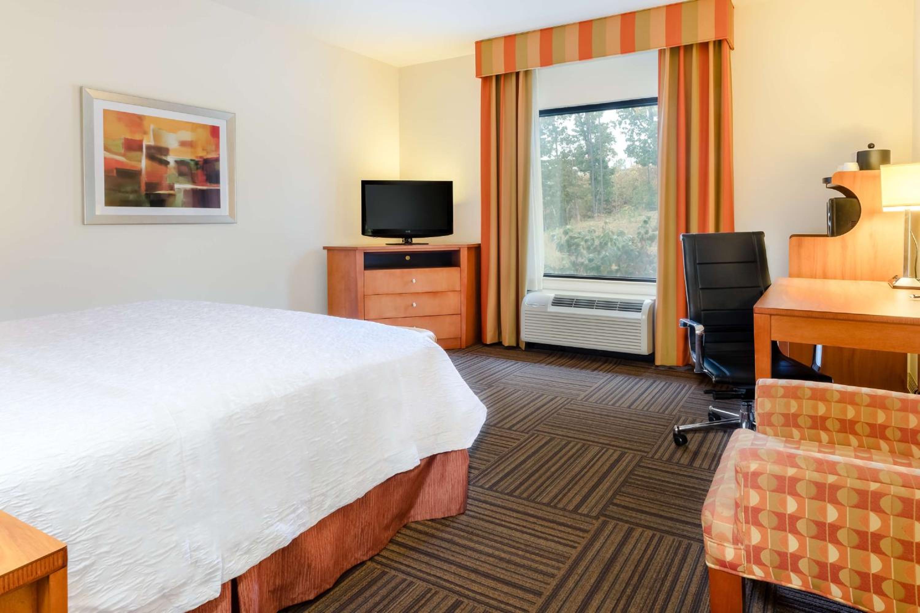 King Room with King Bed - Non-Smoking - Photo 3