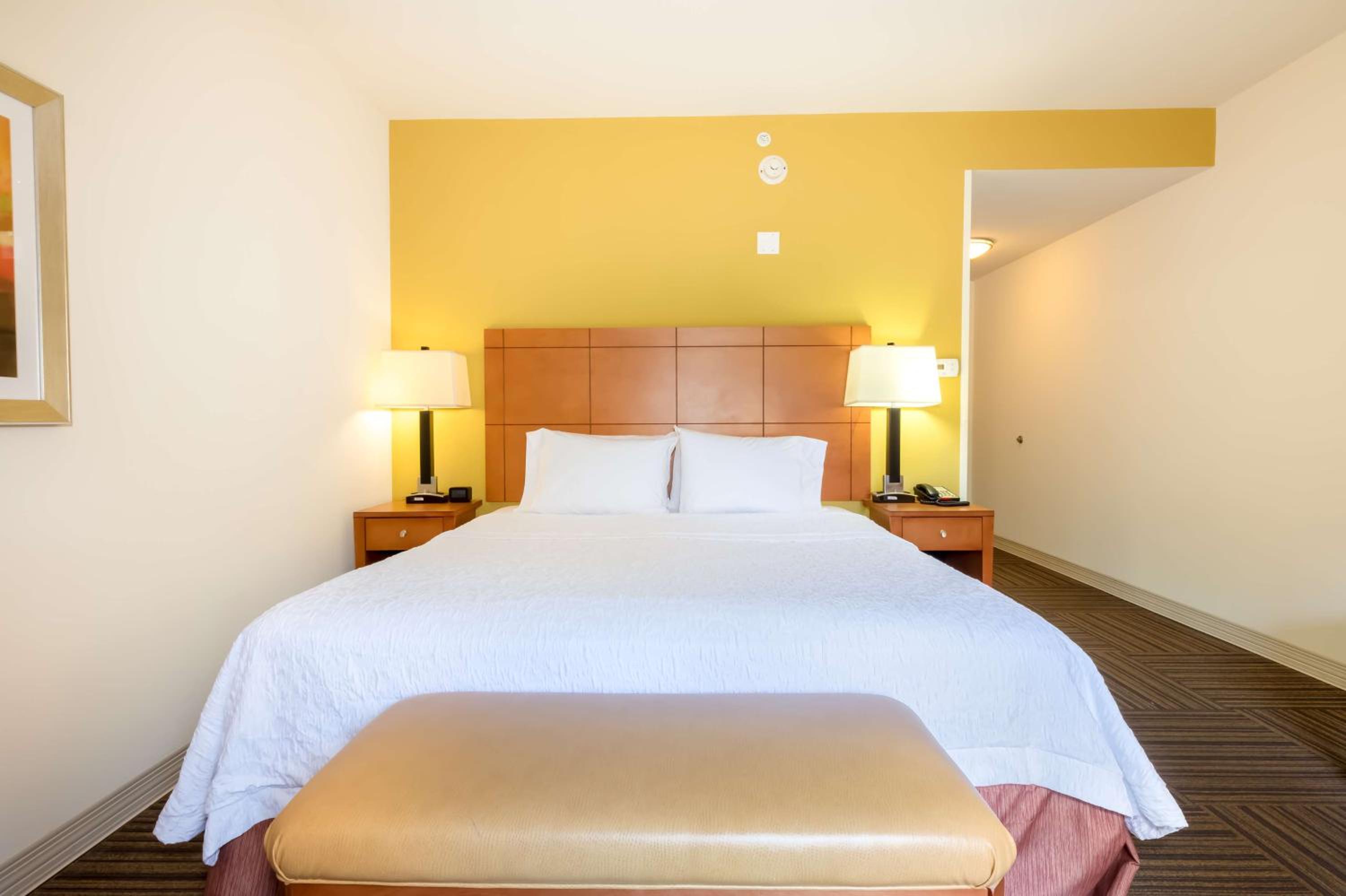 King Room with King Bed - Non-Smoking - Photo 4