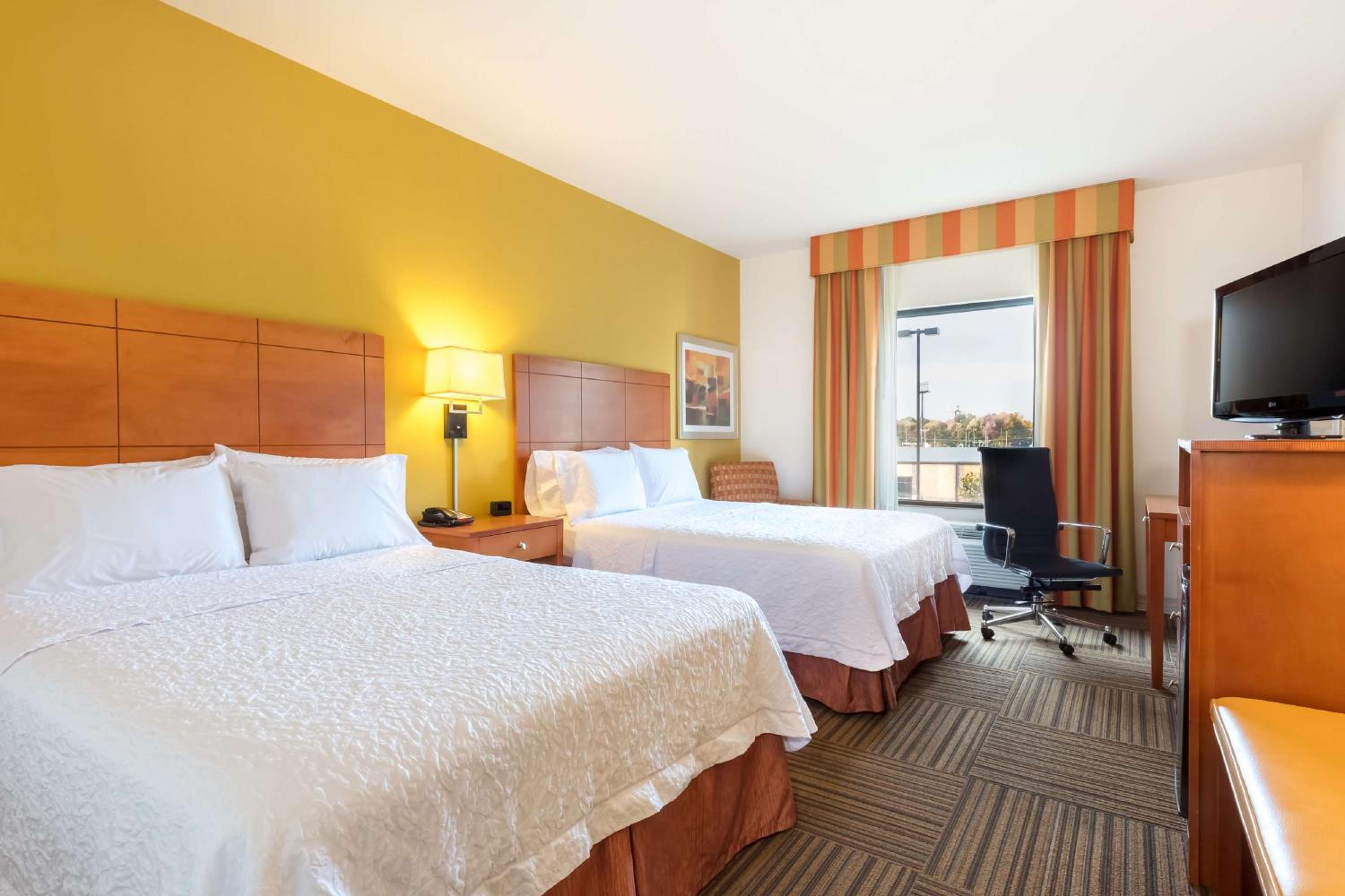 Room with Two Queen Beds - Non-Smoking - Photo 3