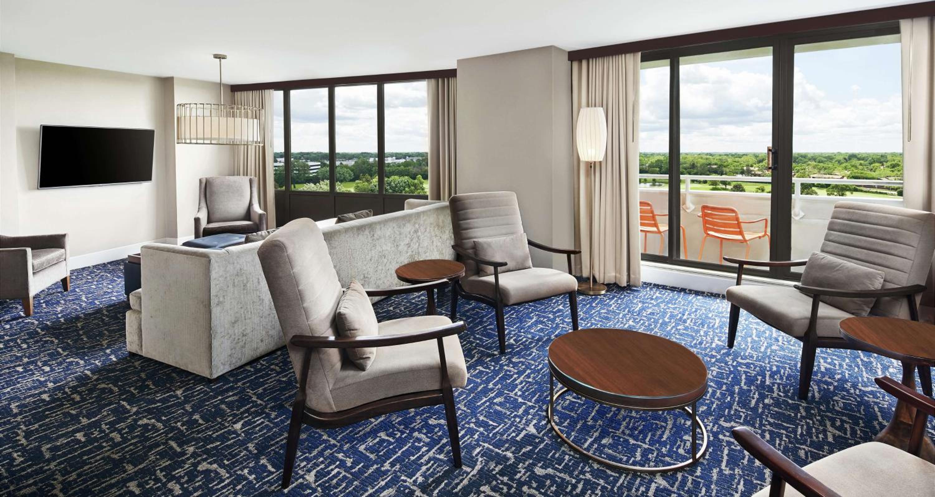 Deluxe King Suite with Sofa Bed - Photo 4