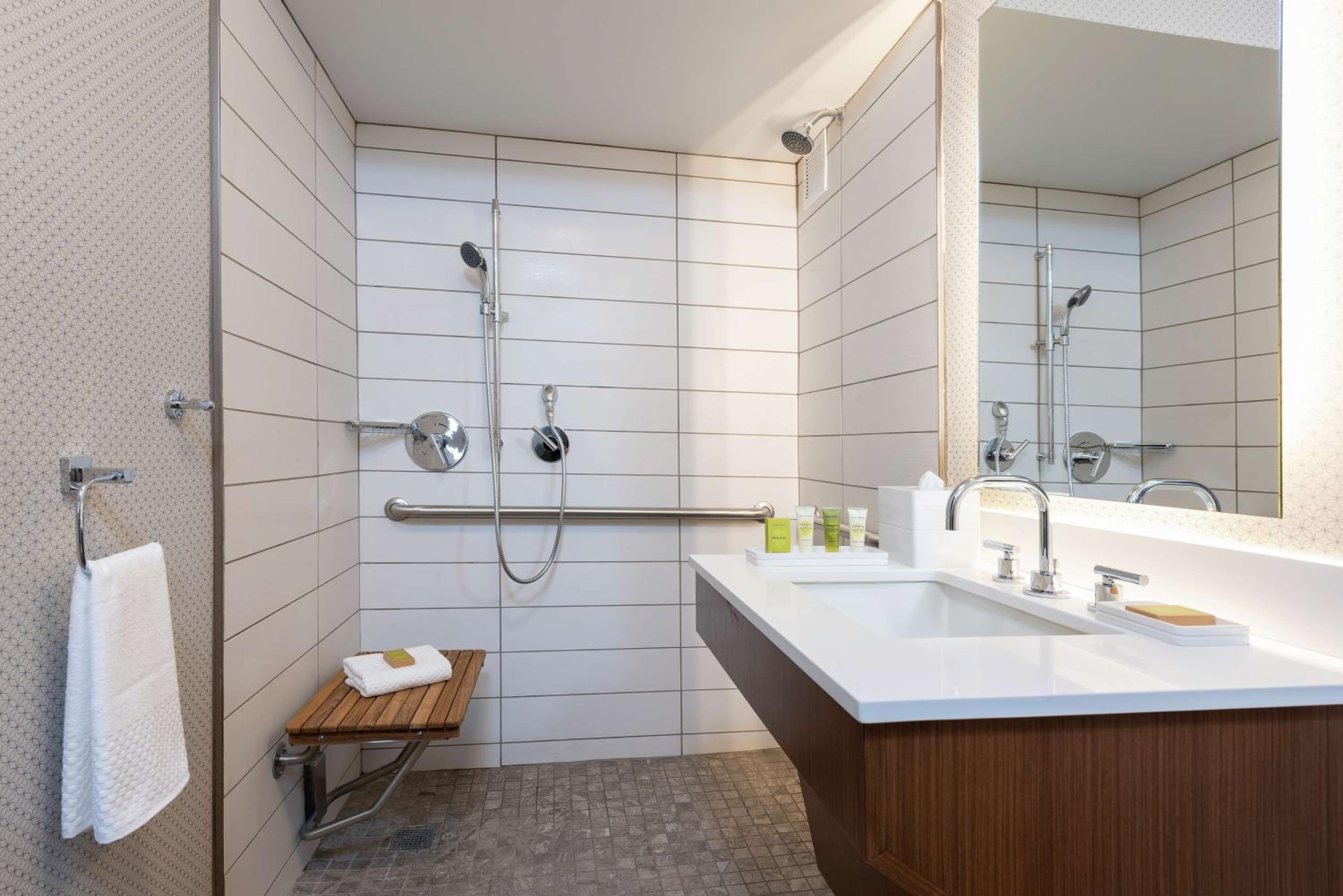 King Room with Roll-In Shower - Mobility and Hearing Access/Non-Smoking - Photo 2