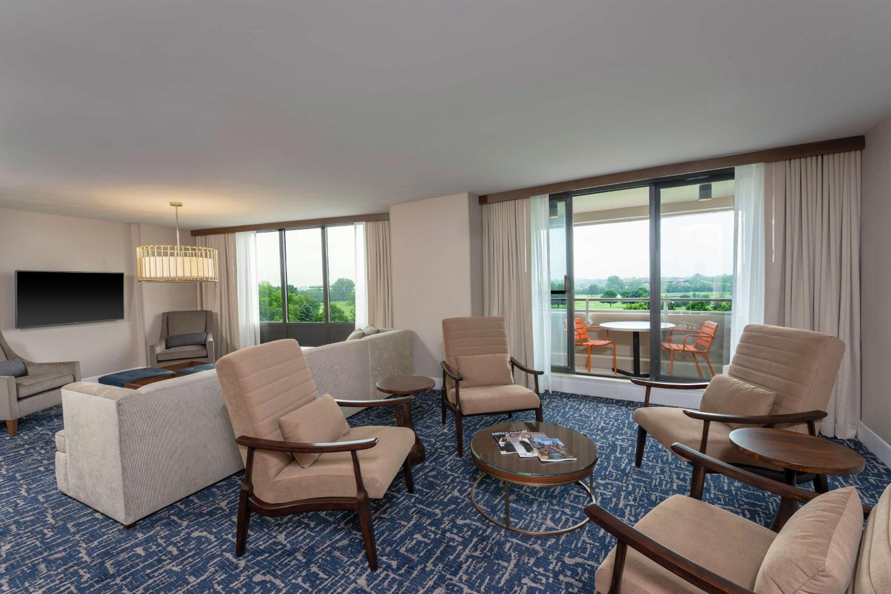 Deluxe King Suite with Sofa Bed - Photo 5