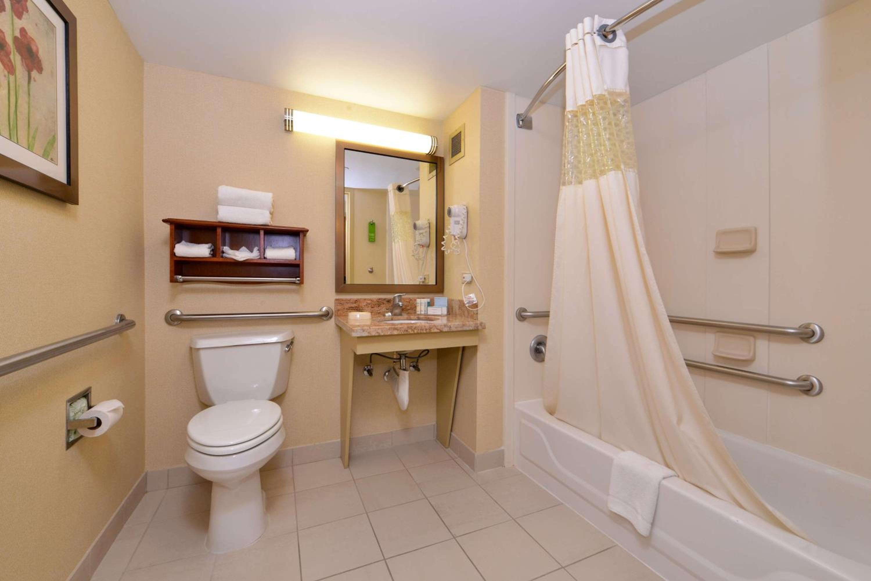 King Room with Accessible Tub - Mobility and Hearing Access/Non-Smoking - Photo 2
