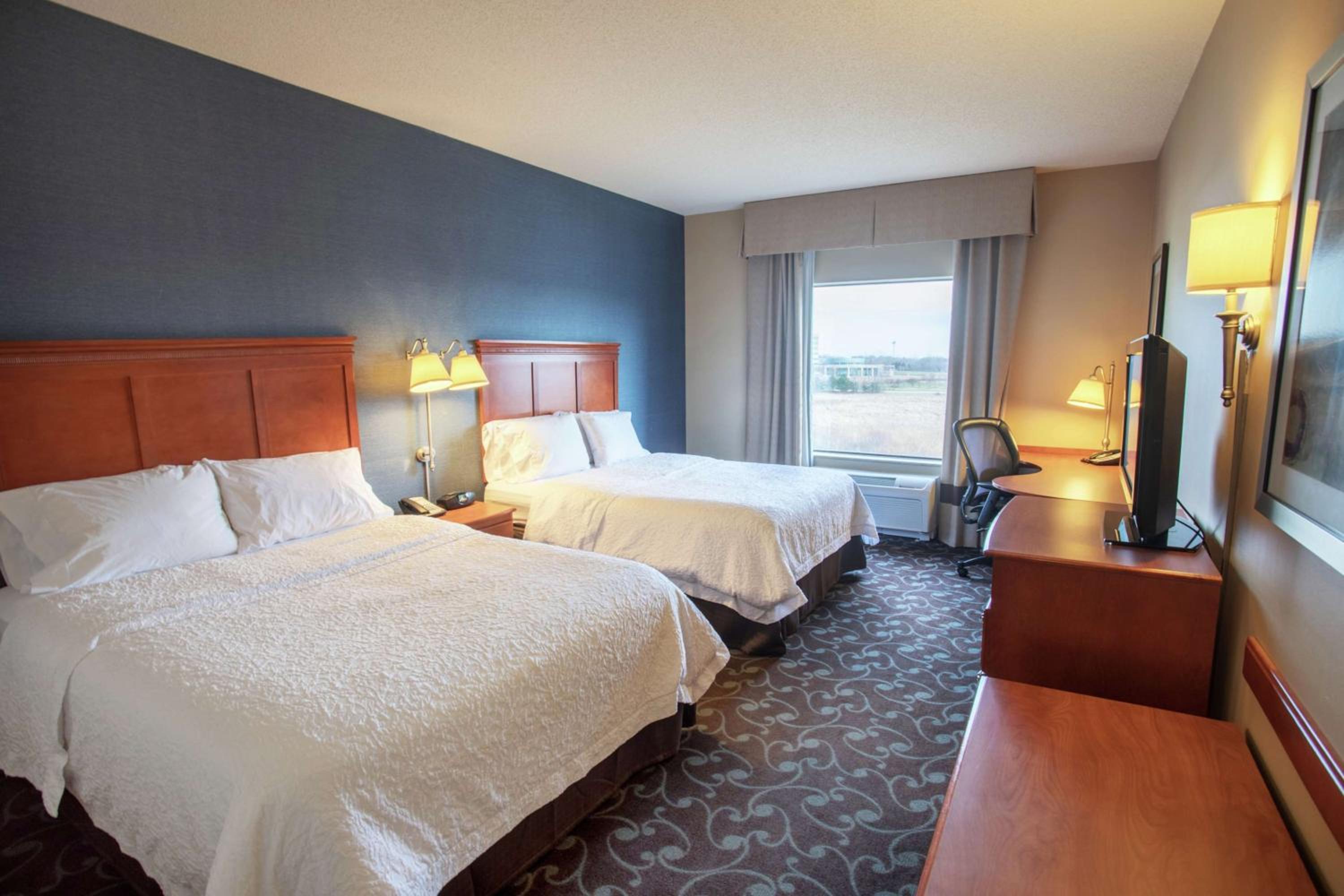 Room with Two Queen Beds - Non-Smoking - Photo 3