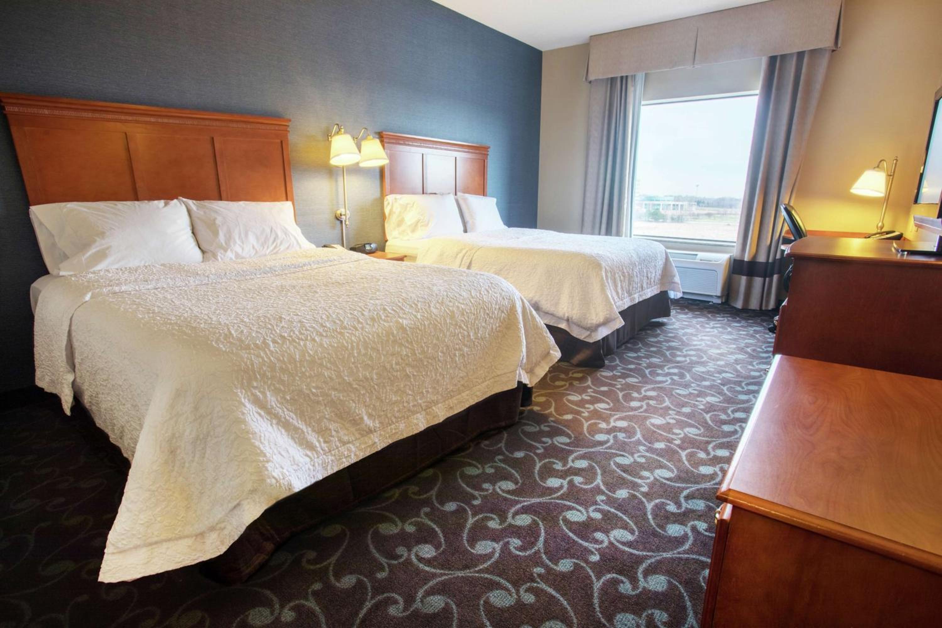 Room with Two Queen Beds - Non-Smoking - Photo 2