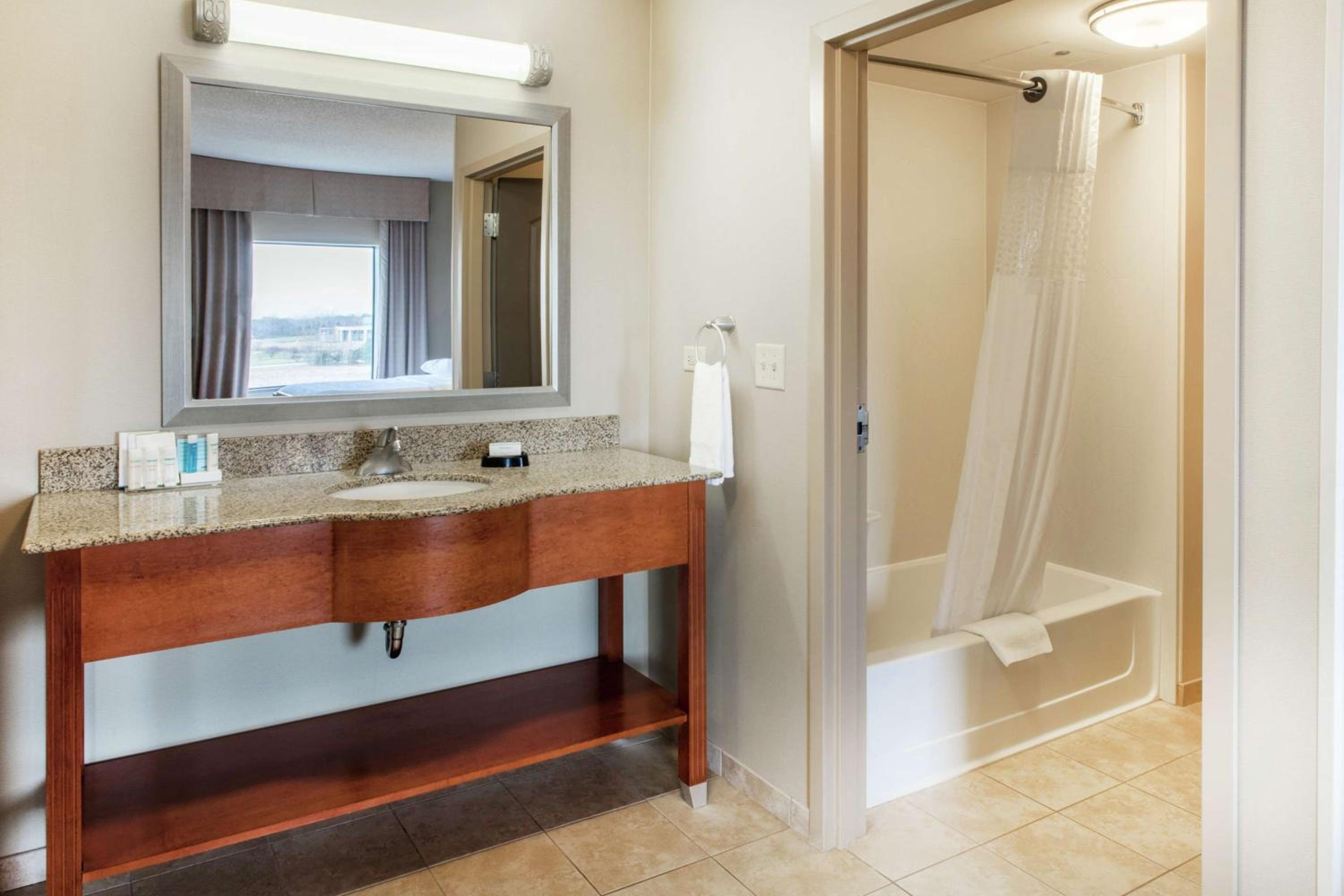 Queen Room with Two Queen Beds - Mobility and Hearing Access/Non-Smoking - Photo 4