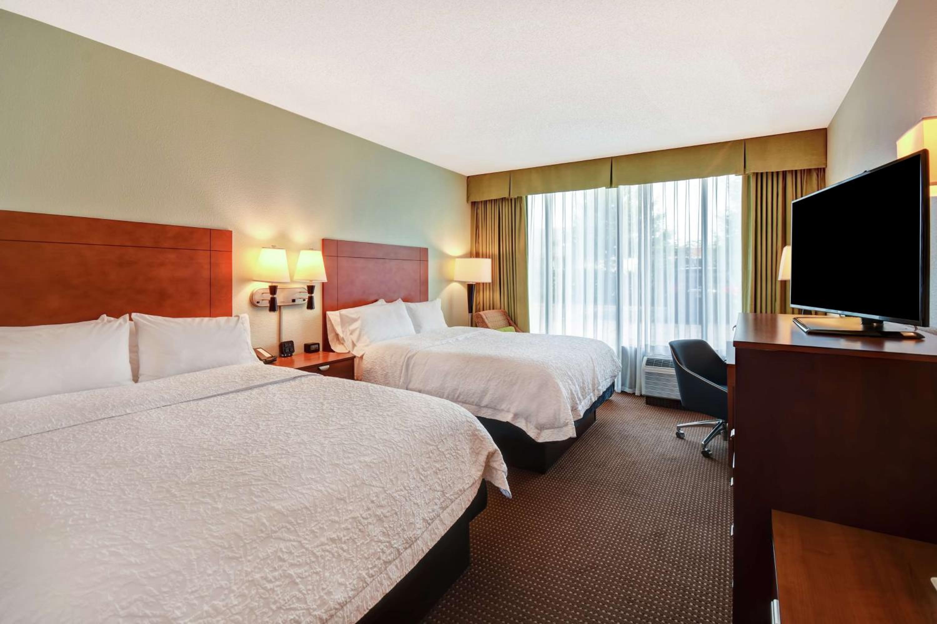 Room with Two Queen Beds - Non-Smoking - Photo 2