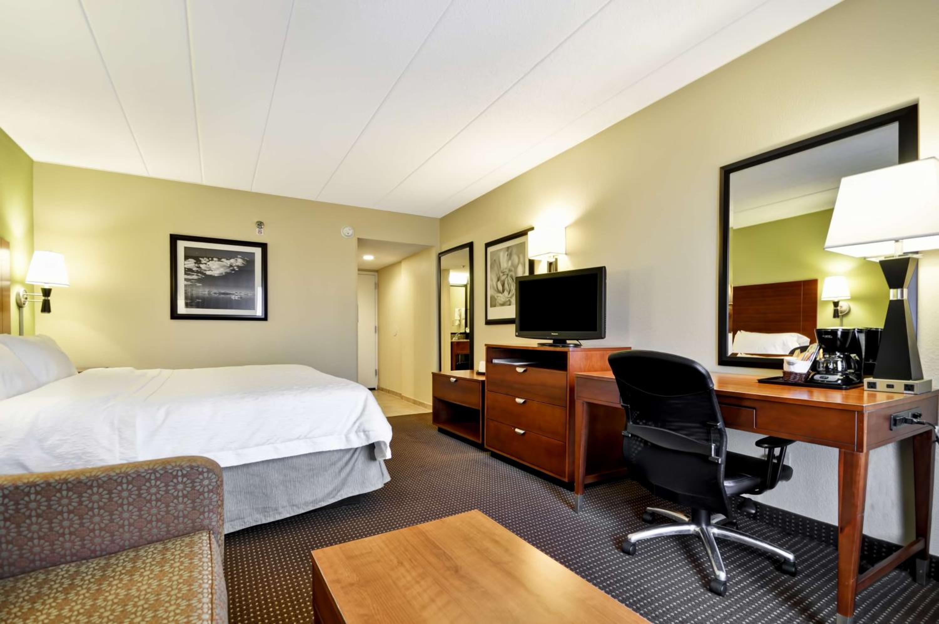 King Room with Sofa Bed and Study - Non-Smoking - Photo 6