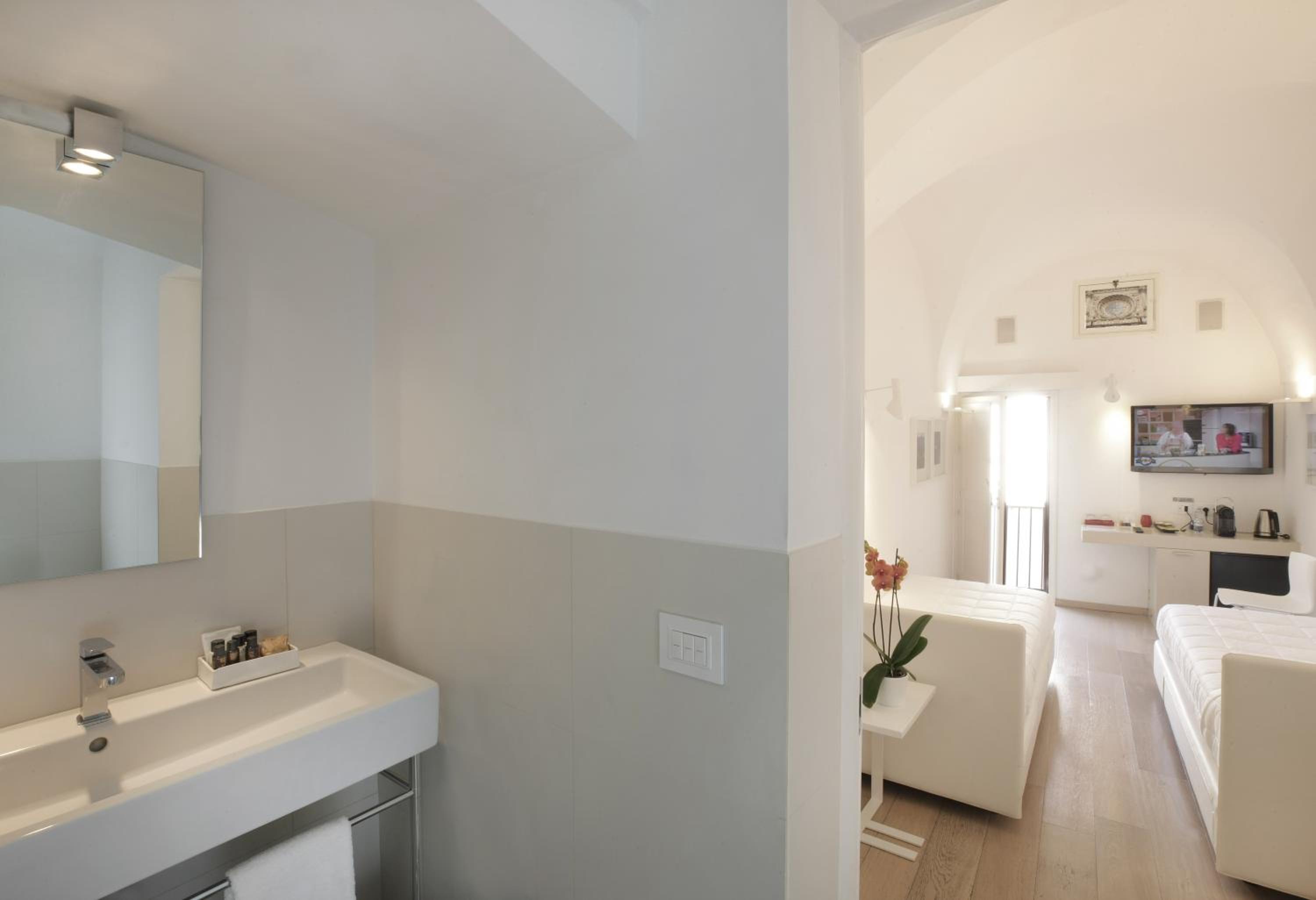 Standard Double Room - Photo 11