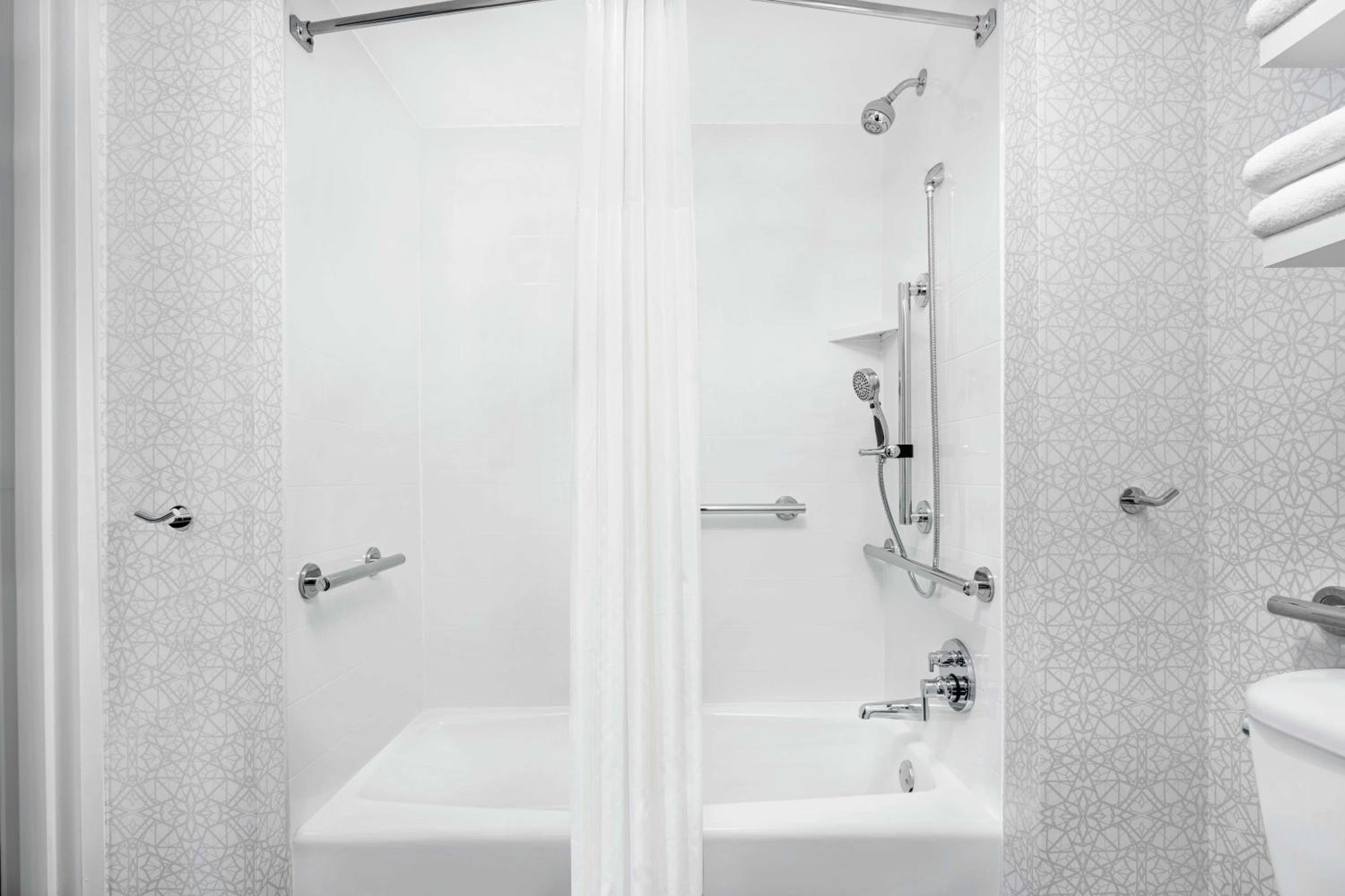 King Room with Accessible Tub - Mobility and Hearing Access/Non-Smoking - Photo 6
