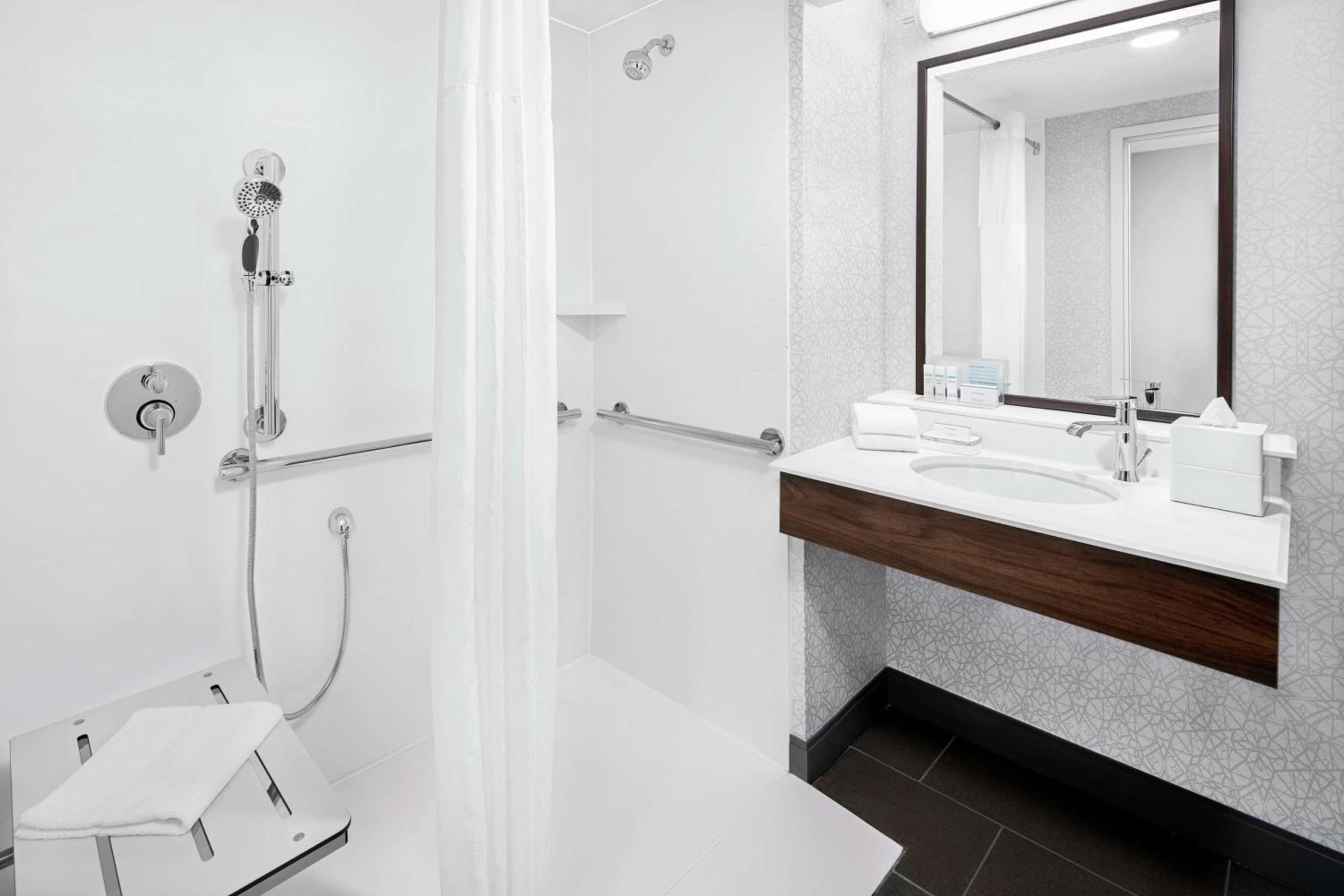 Double Room with Two Double Beds and Roll-In Shower - Mobility and Hearing Access/Non-Smoking - Photo 2