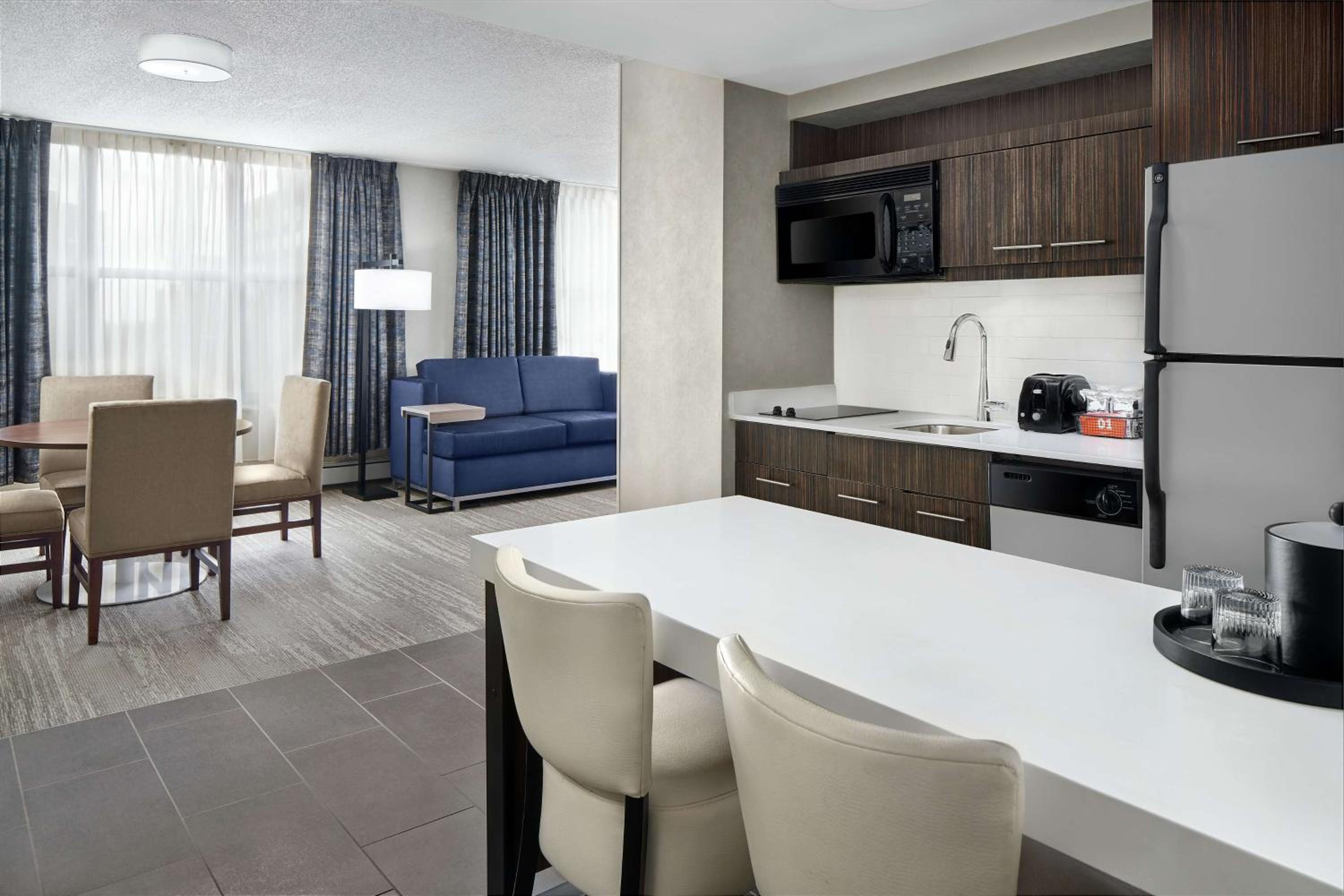 2 Queen 1 Bedroom with Sofabed Corner Suite Nonsmoking  - Photo 3