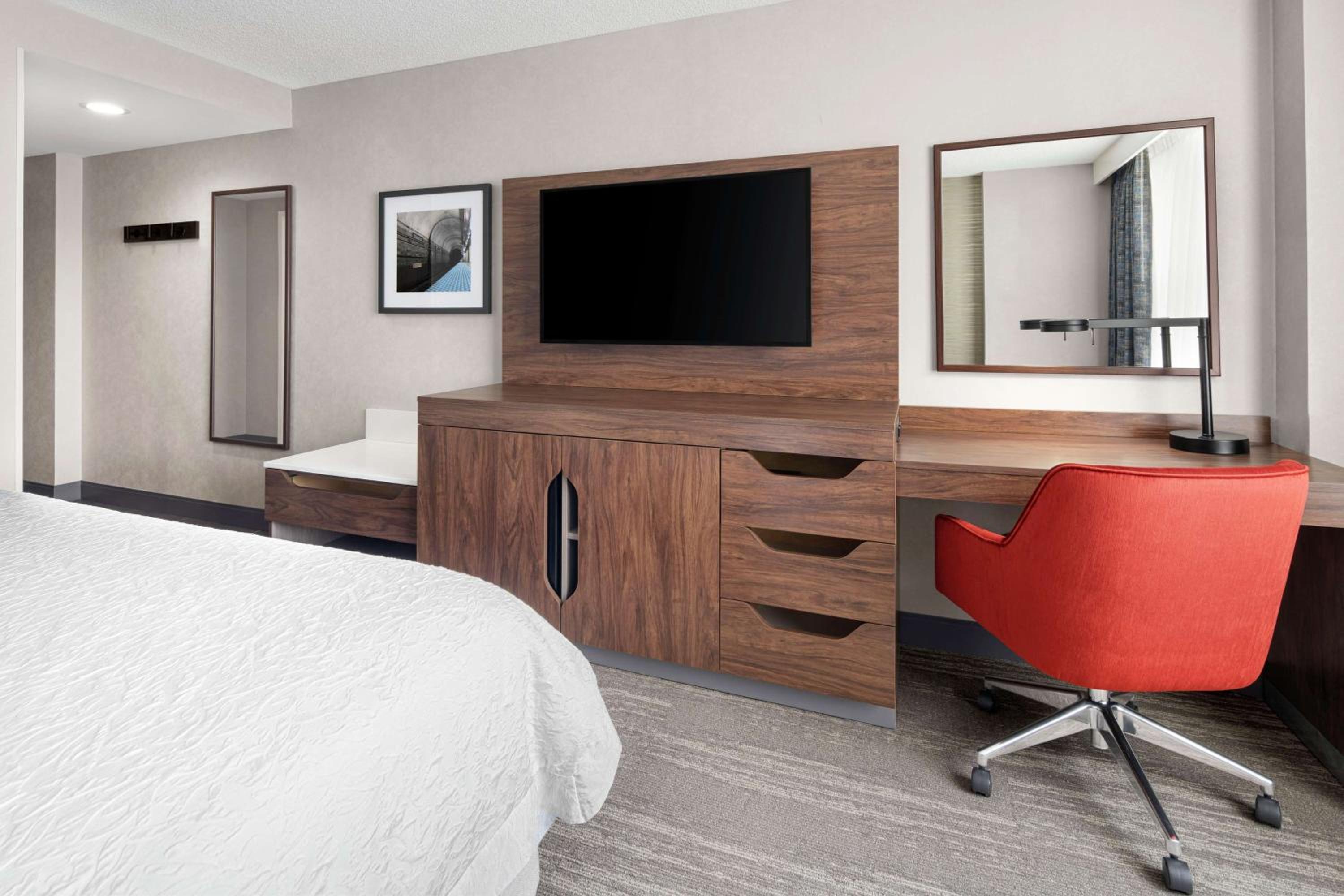 Deluxe King Room - Non-Smoking - Photo 8