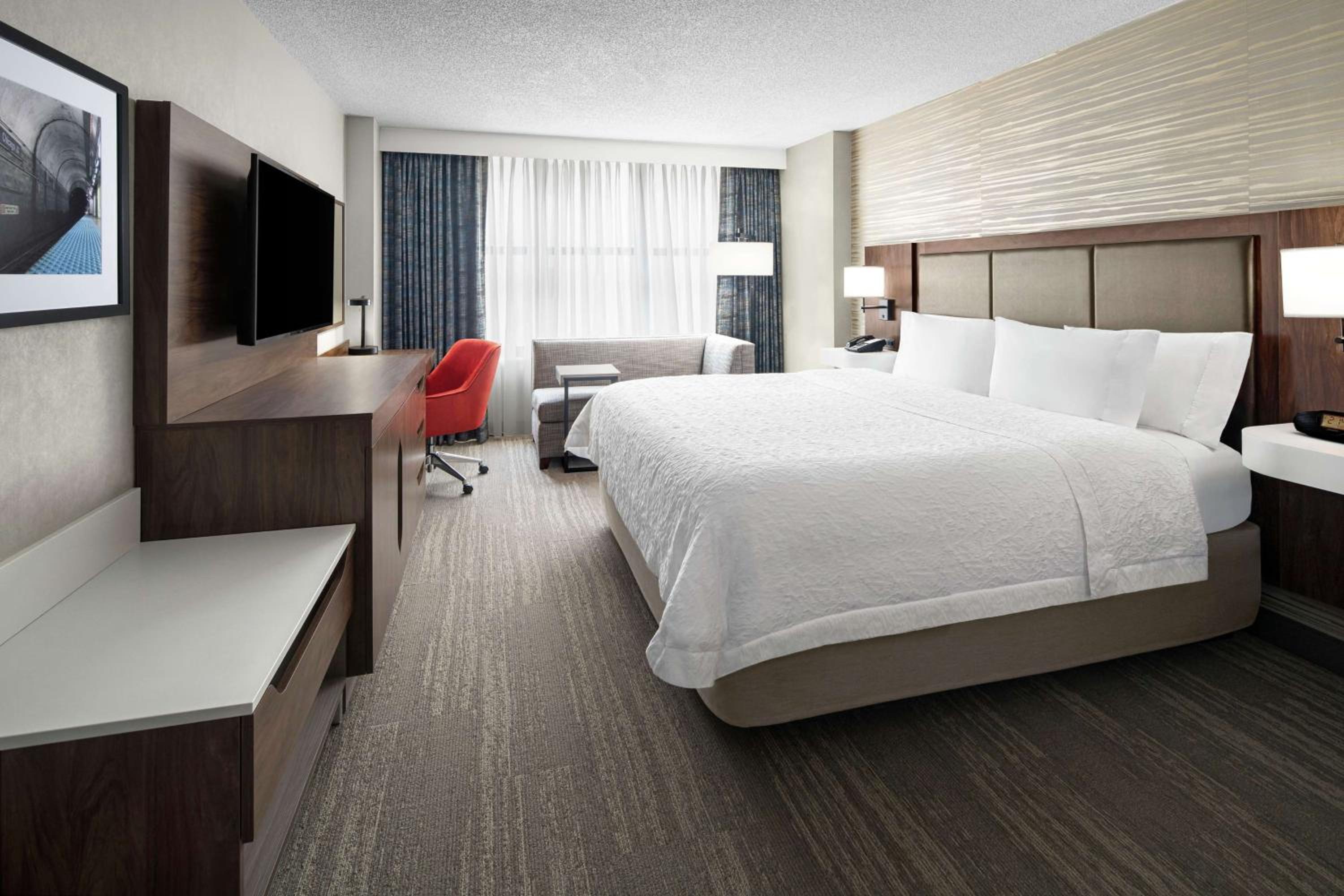 Deluxe King Room - Non-Smoking - Photo 5