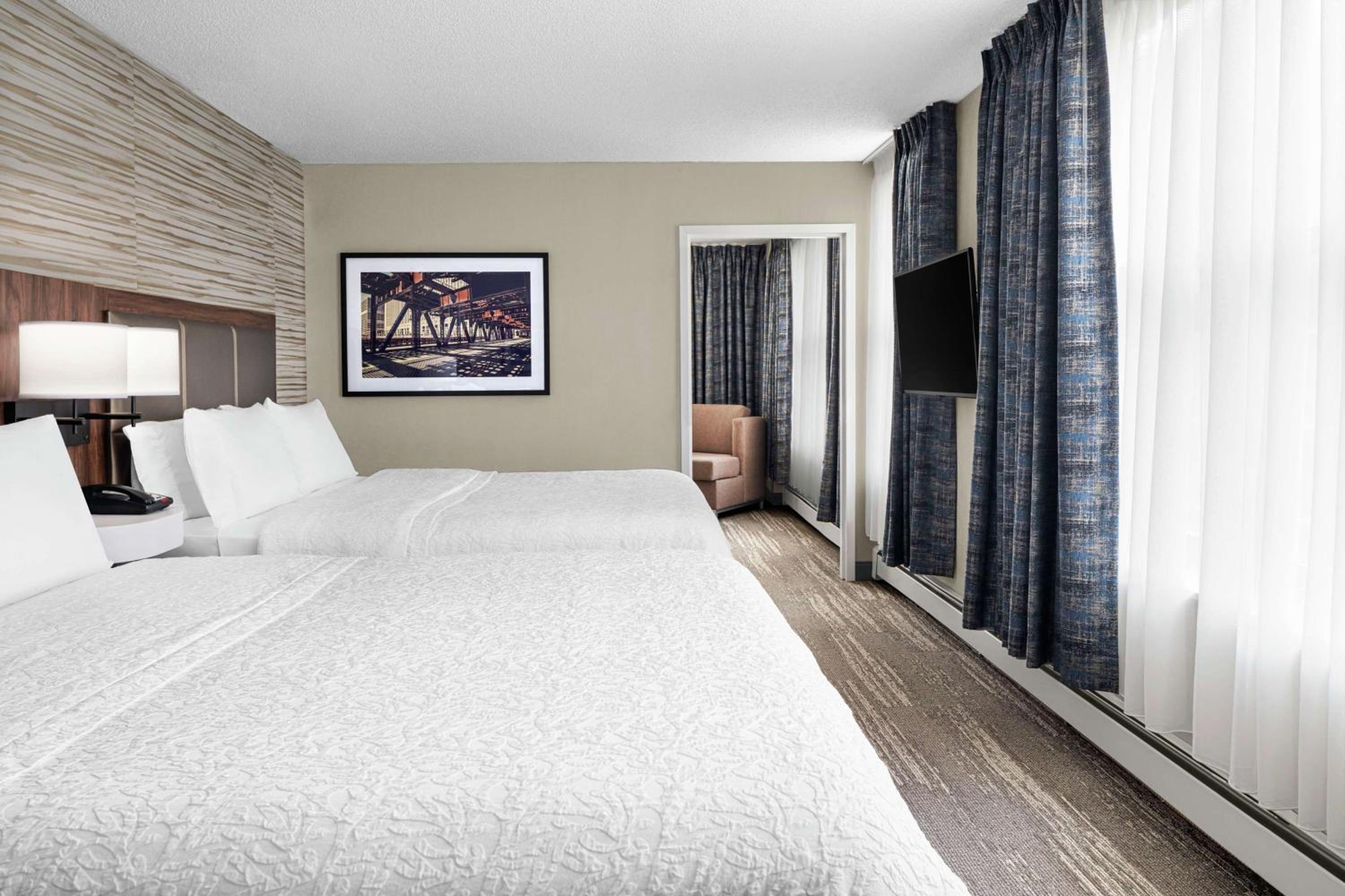 2 Queen 1 Bedroom with Sofabed Corner Suite Nonsmoking  - Photo 5