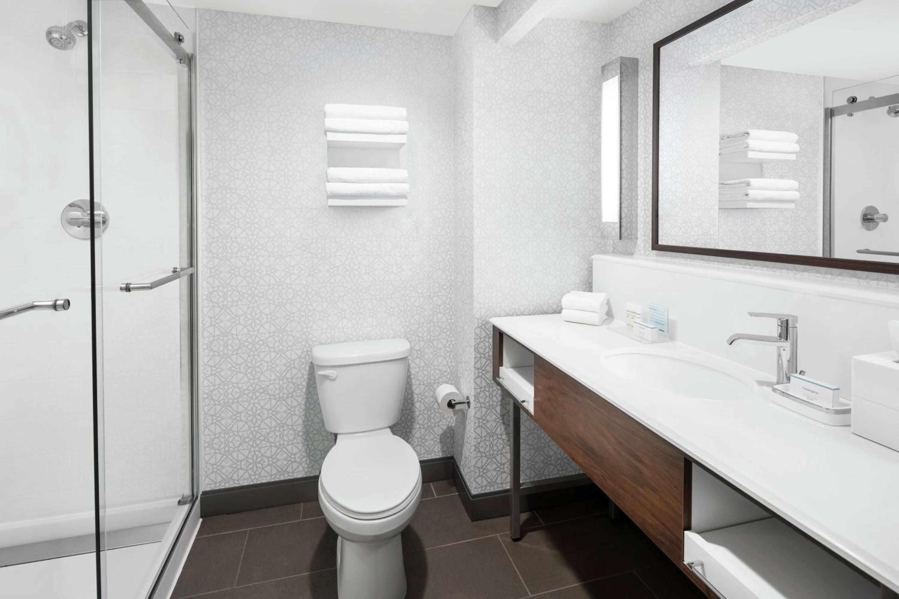 Deluxe King Room - Non-Smoking - Photo 2