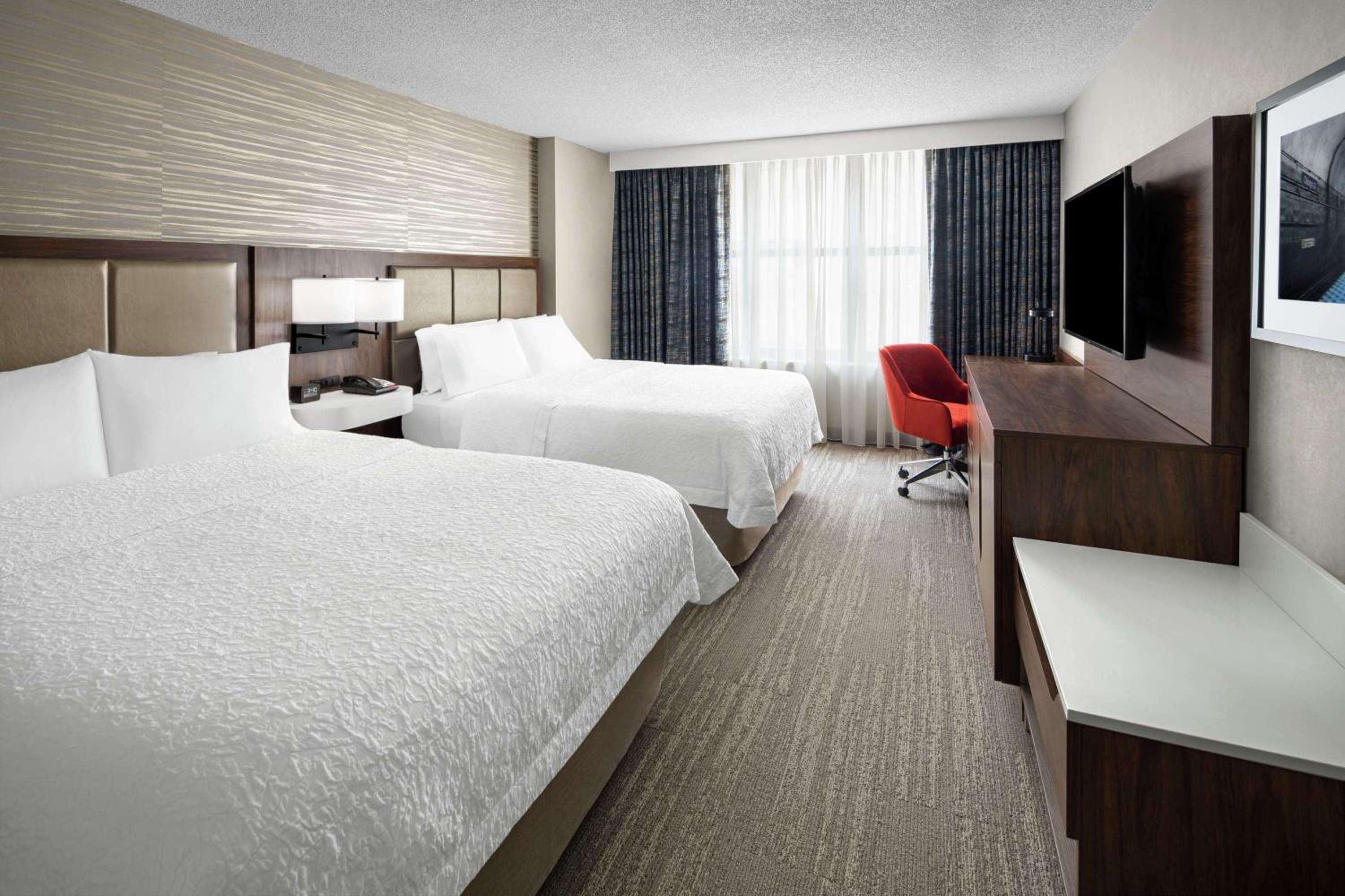 Double Room with Two Double Beds and Roll-In Shower - Mobility and Hearing Access/Non-Smoking - Photo 3