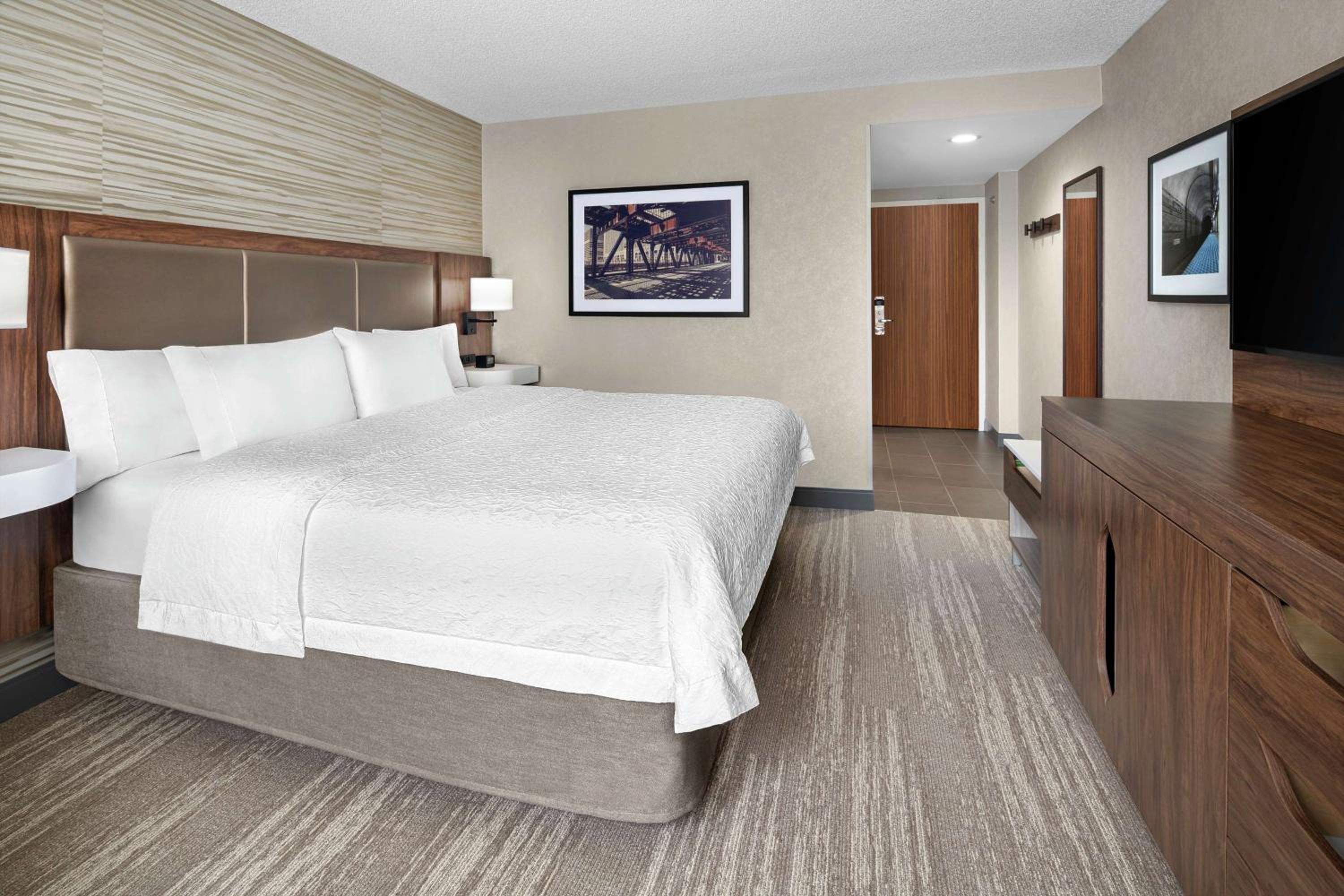 King Room with King Bed - Non-Smoking - Photo 4