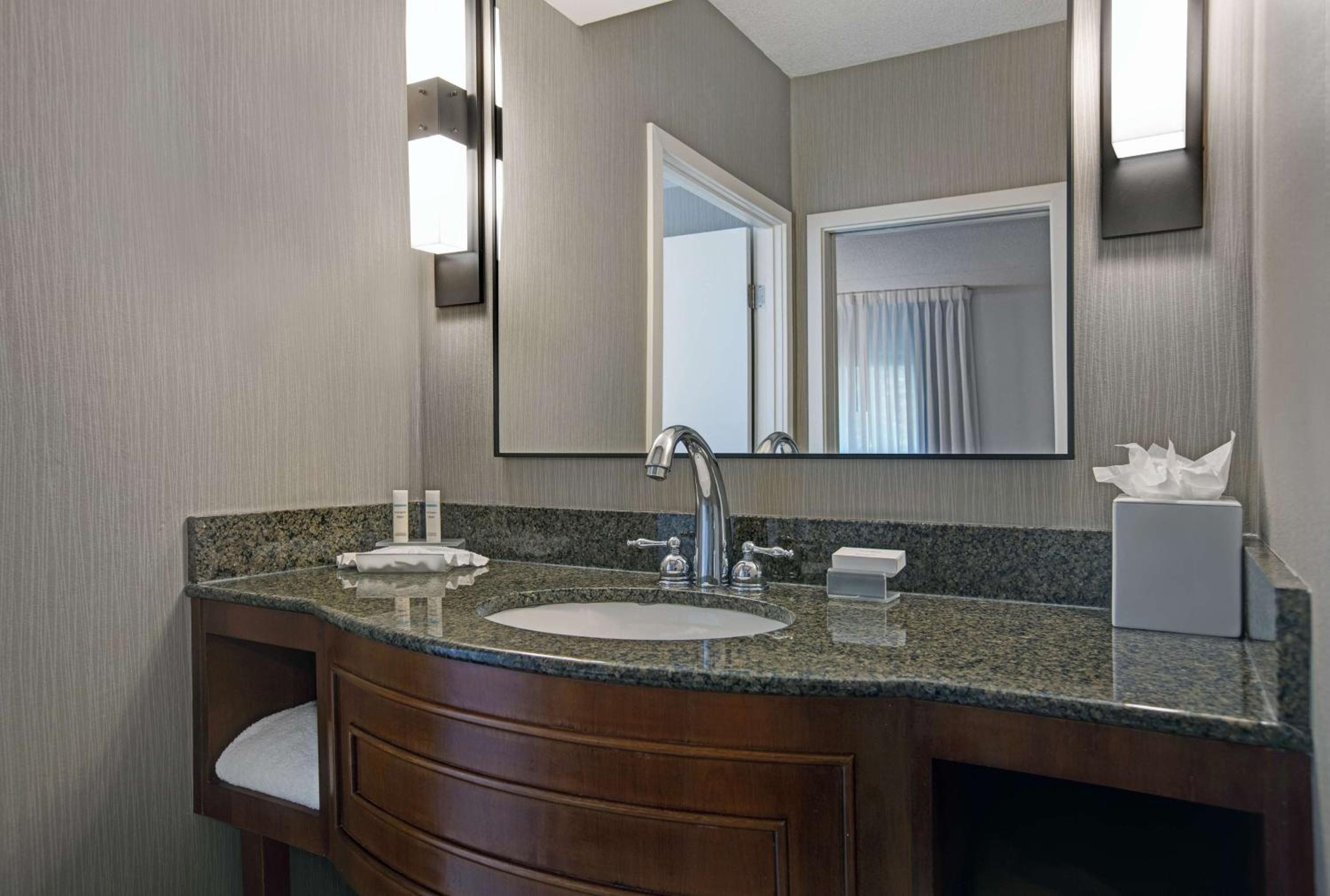 One-Bedroom King Suite - Non-Smoking - Photo 12