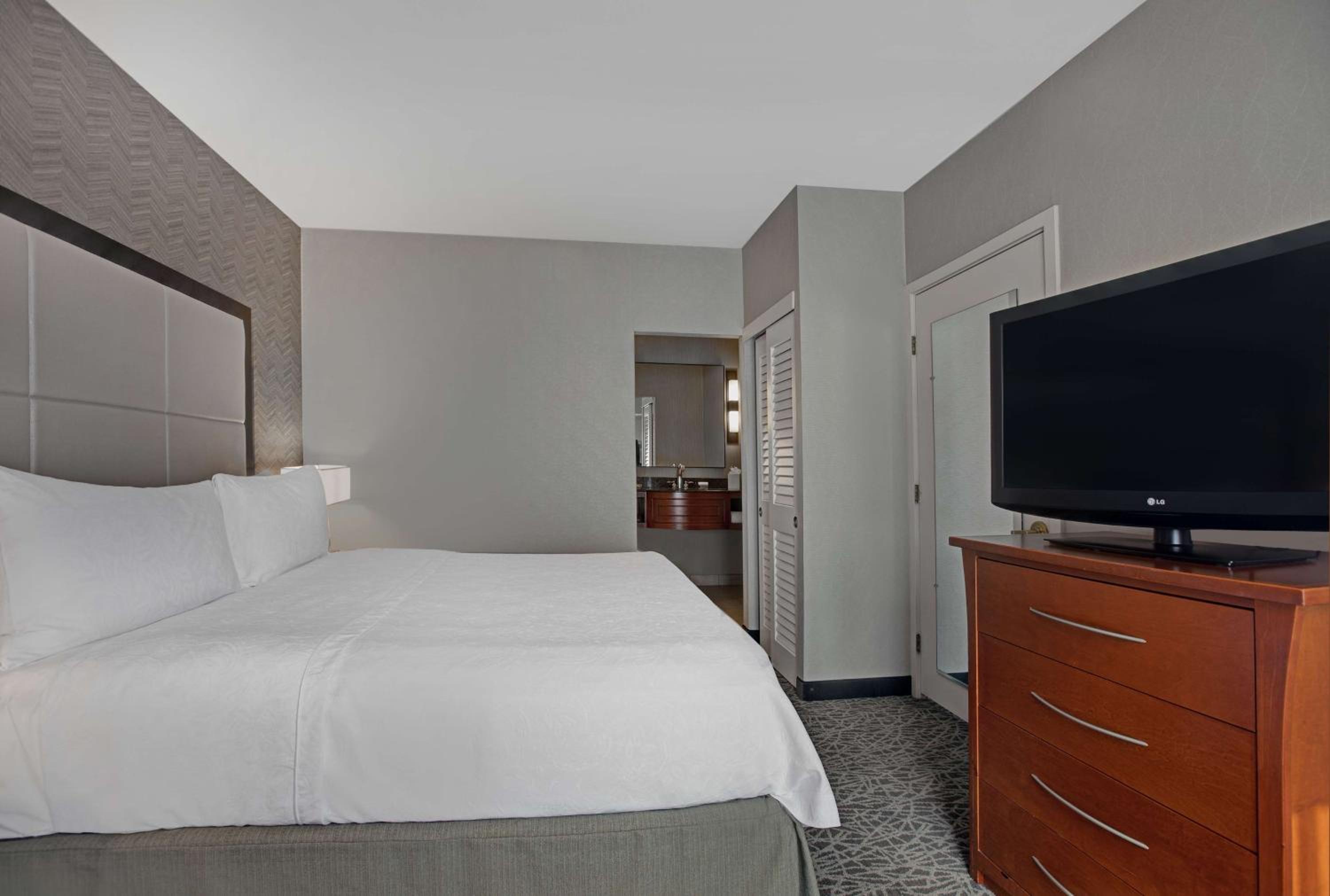 One-Bedroom King Suite - Non-Smoking - Photo 1