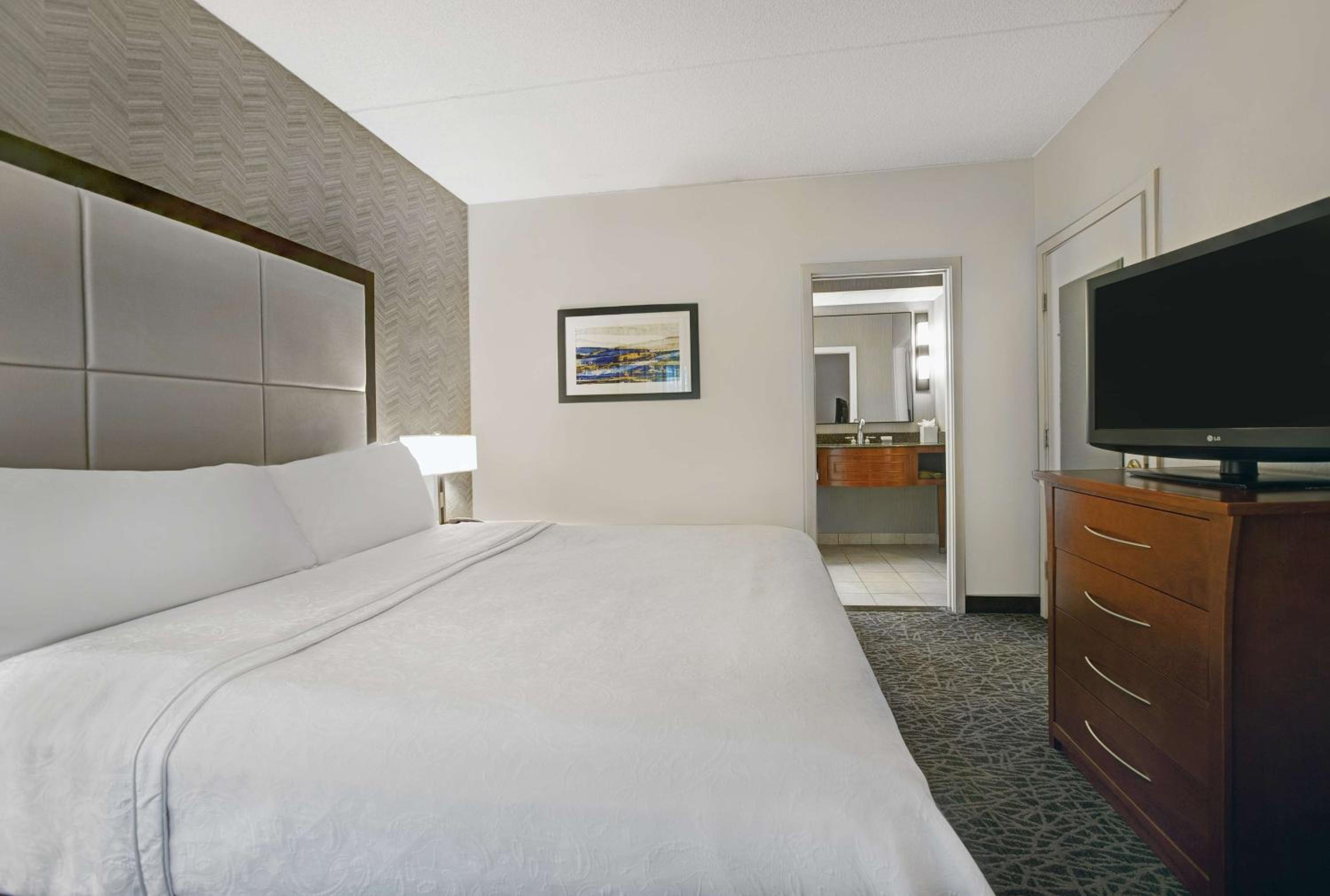 One-Bedroom King Suite - Non-Smoking - Photo 2