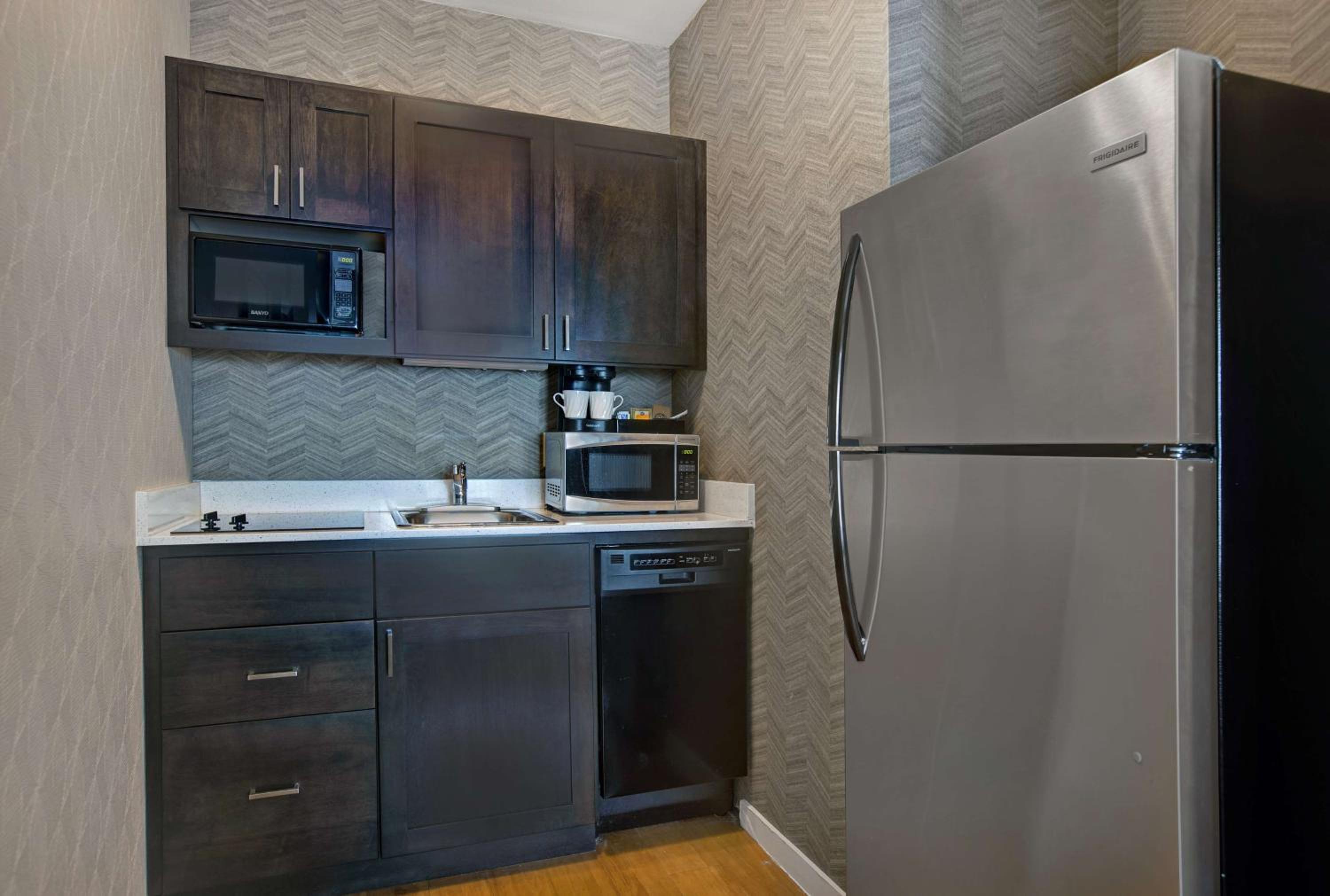 One-Bedroom King Suite - Non-Smoking - Photo 9